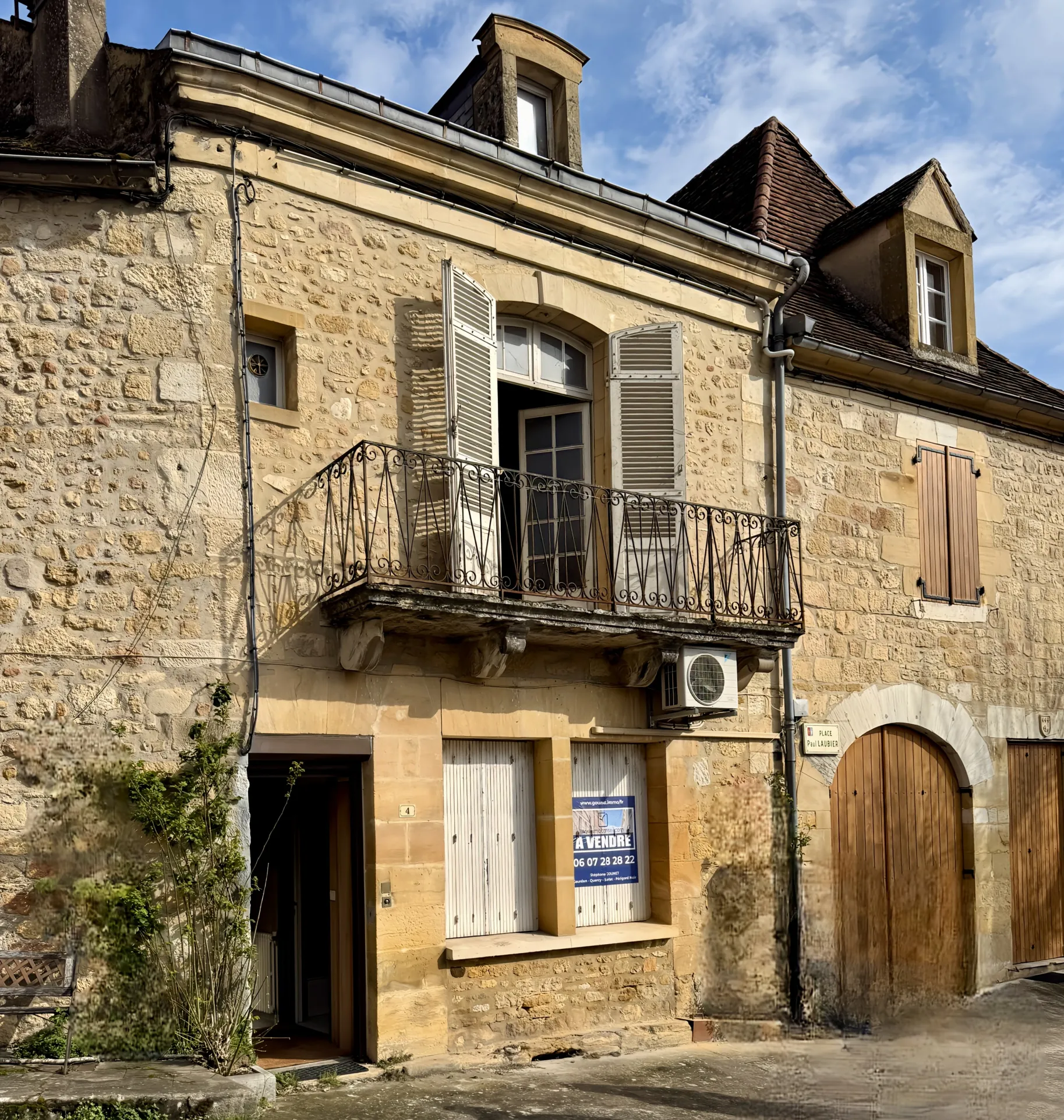 Ensemble immobilier à Saint-Cyprien avec fort potentiel en Périgord Noir