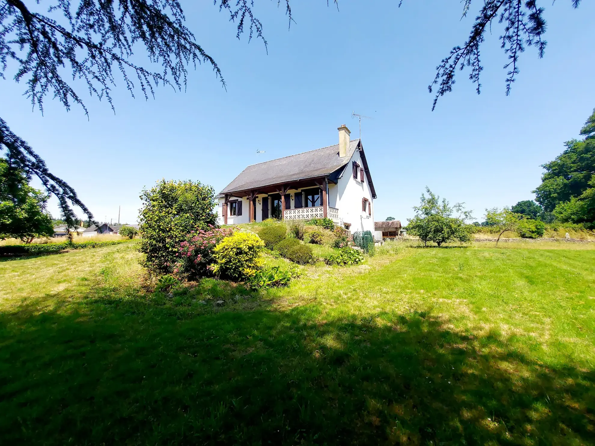 Grande maison de campagne à Port Brillet avec terrain et dépendances - Vue 360° 