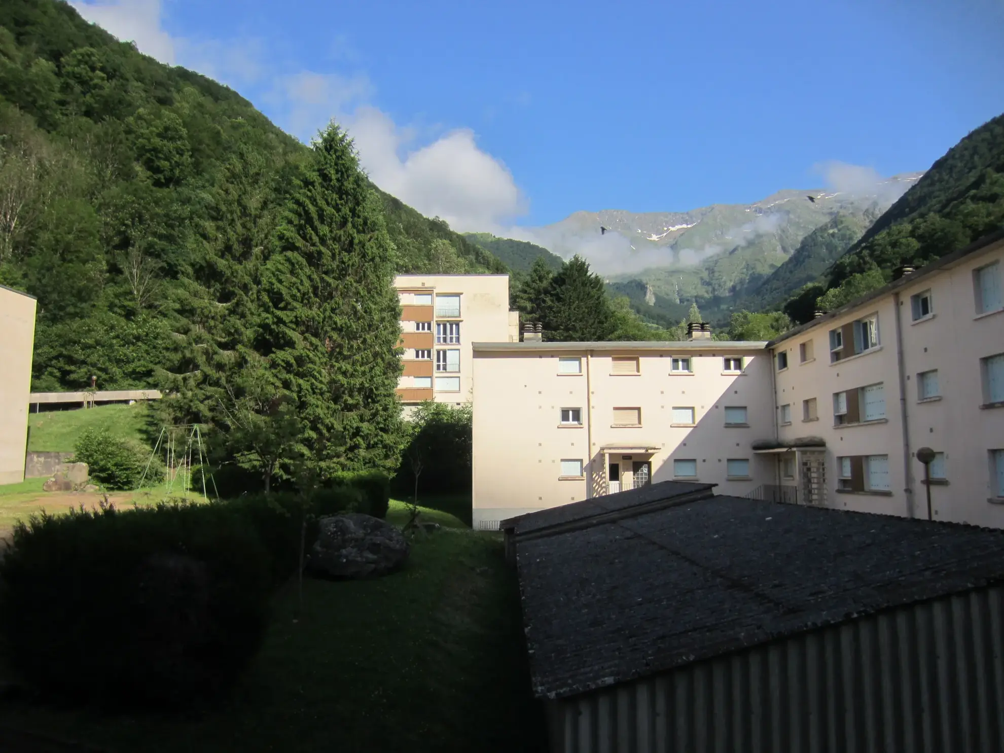 Appartement T2 à Couflens avec balcon, cave et parking, idéal pour résidence ou location touristique 
