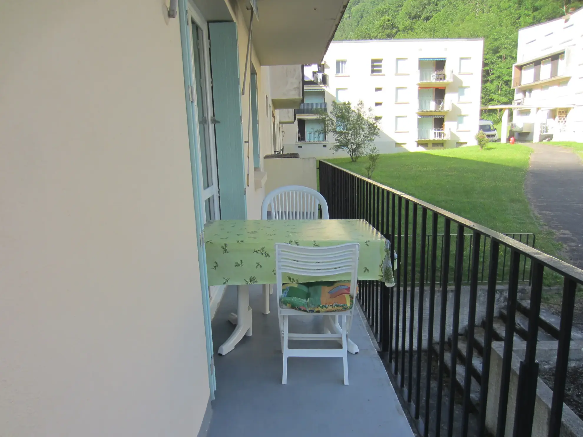 Appartement T2 à Couflens avec balcon, cave et parking, idéal pour résidence ou location touristique