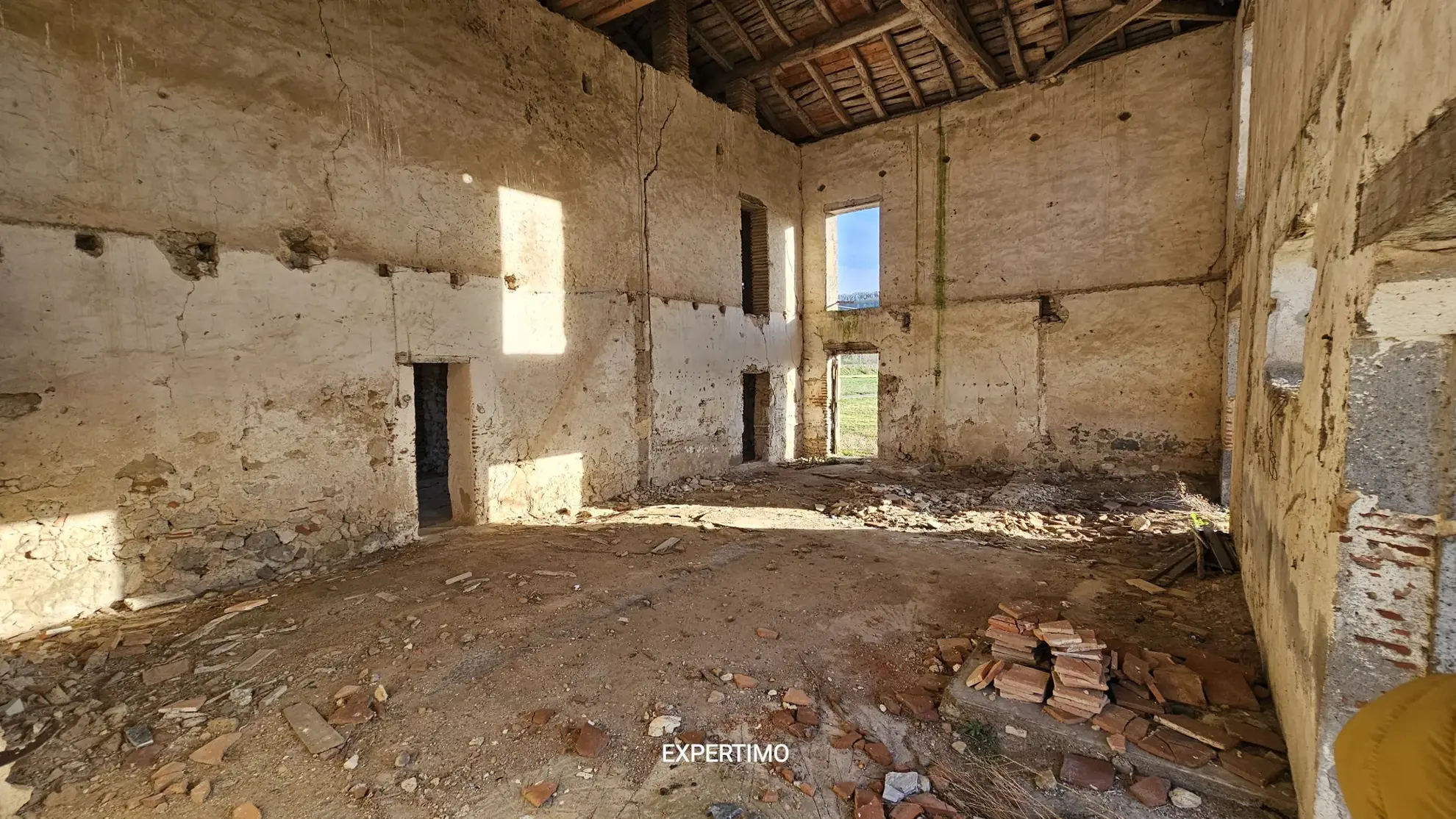 À vendre bâtisse en pierre à rénover à Tonneins, lot de 190 m² sur terrain de 3000 m² 