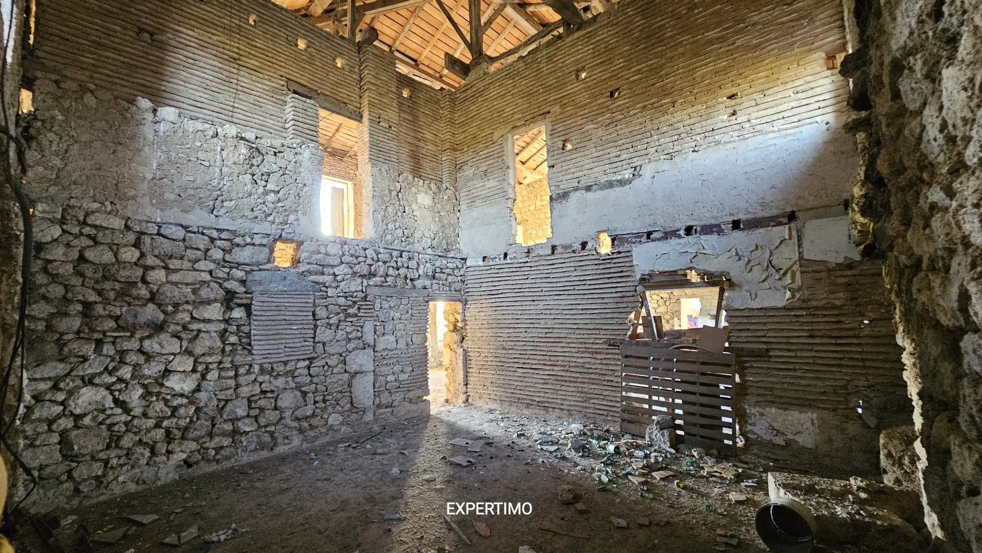 À vendre bâtisse en pierre à rénover à Tonneins, lot de 190 m² sur terrain de 3000 m² 