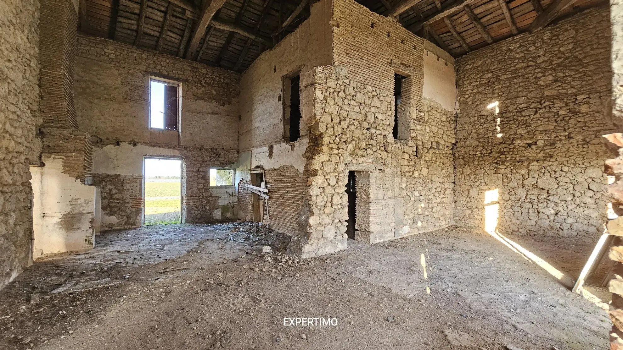 À vendre bâtisse en pierre à rénover à Tonneins, lot de 190 m² sur terrain de 3000 m² 