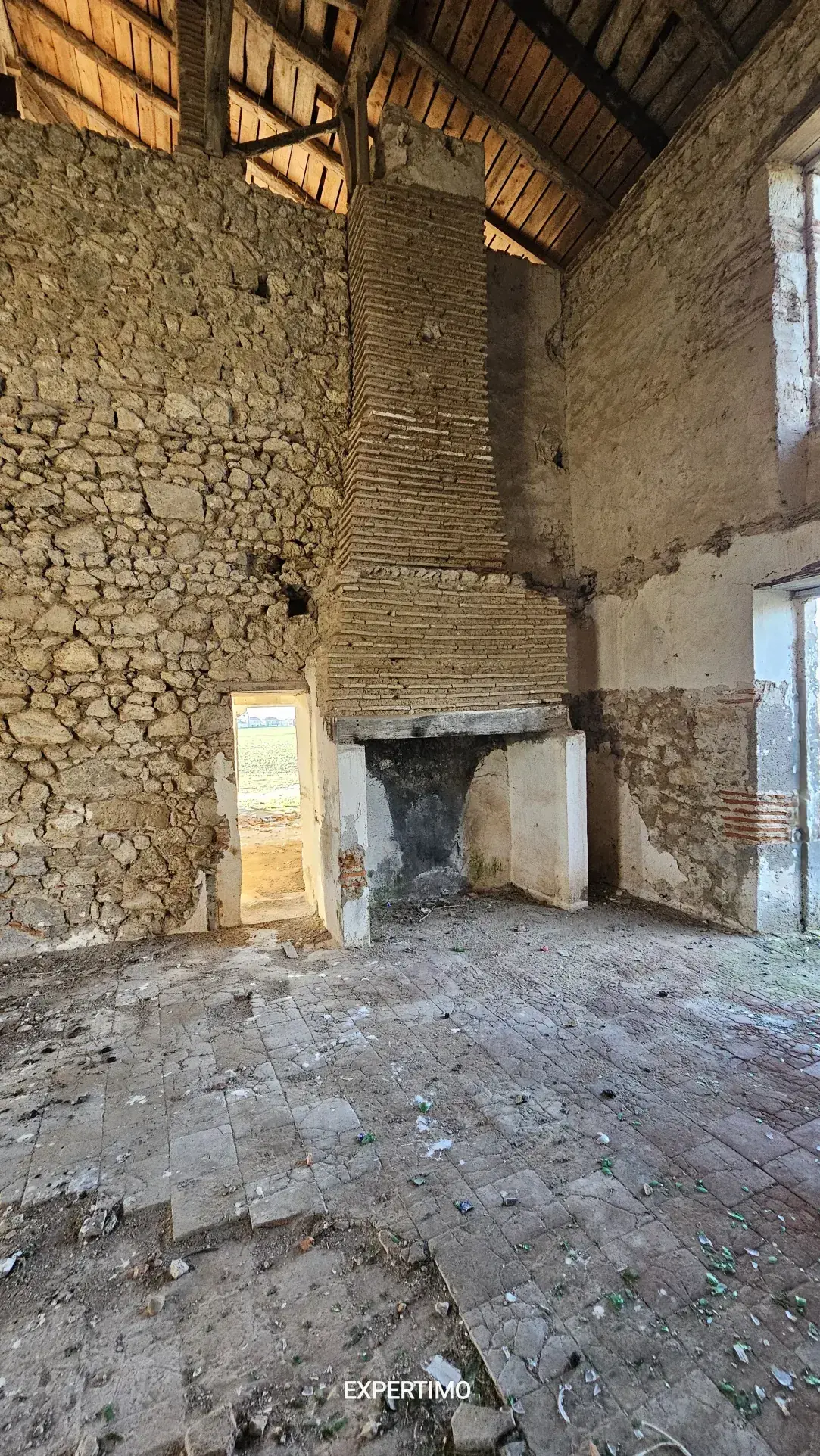 À vendre bâtisse en pierre à rénover à Tonneins, lot de 190 m² sur terrain de 3000 m² 