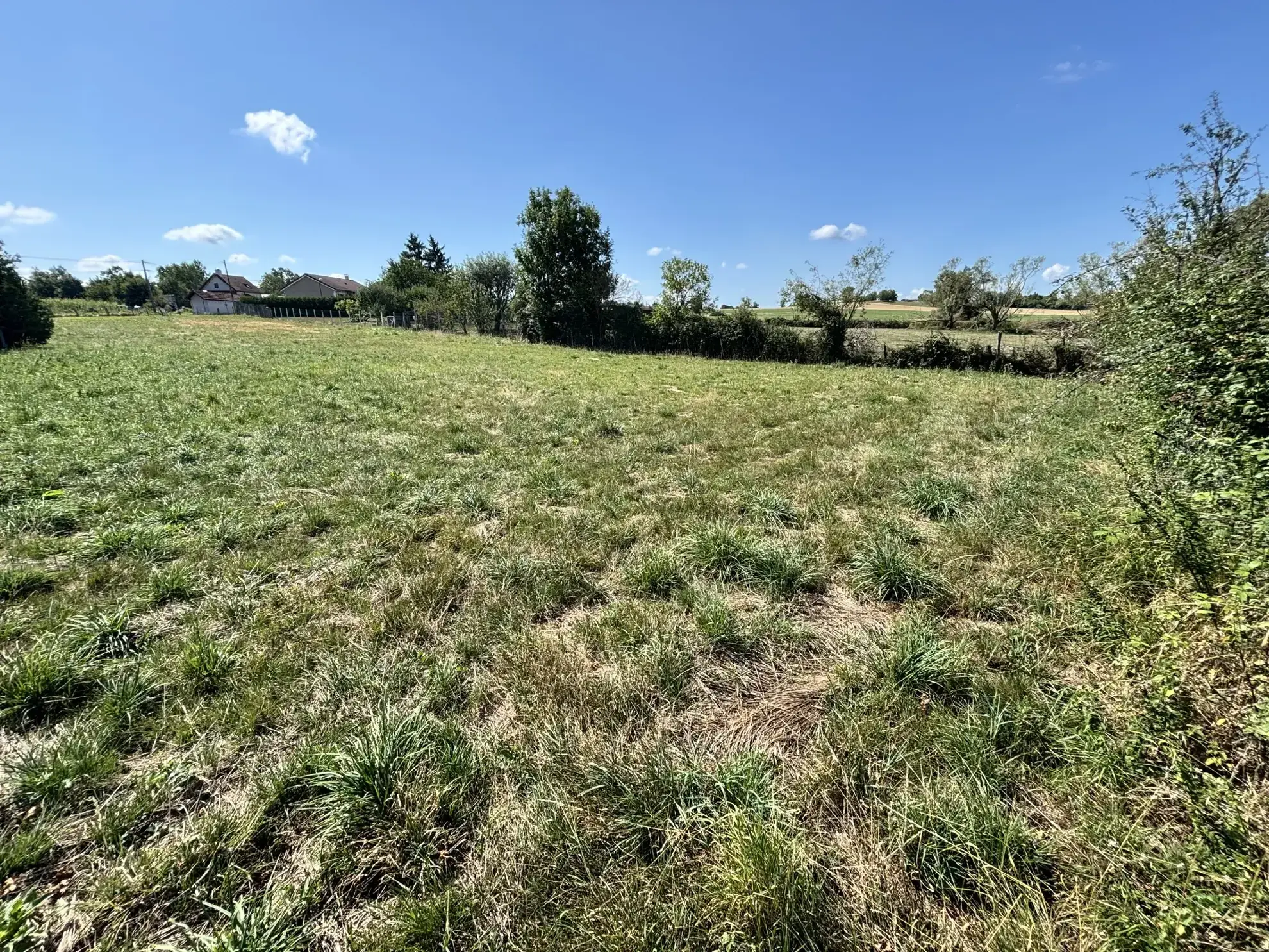 Terrain constructible à vendre à Saint Gérand le Puy - 2052 m², proximité commodités 