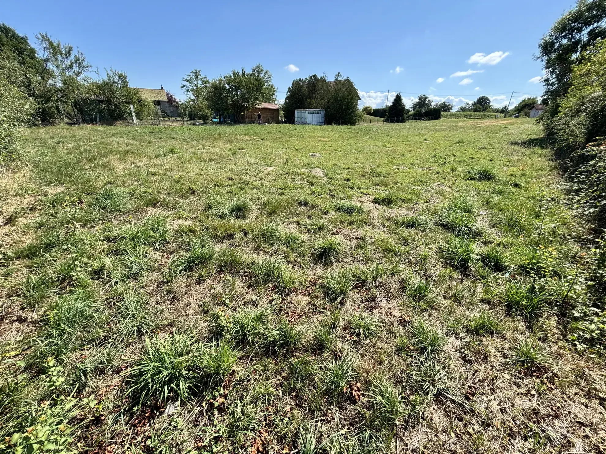 Terrain constructible à vendre à Saint Gérand le Puy - 2052 m², proximité commodités 