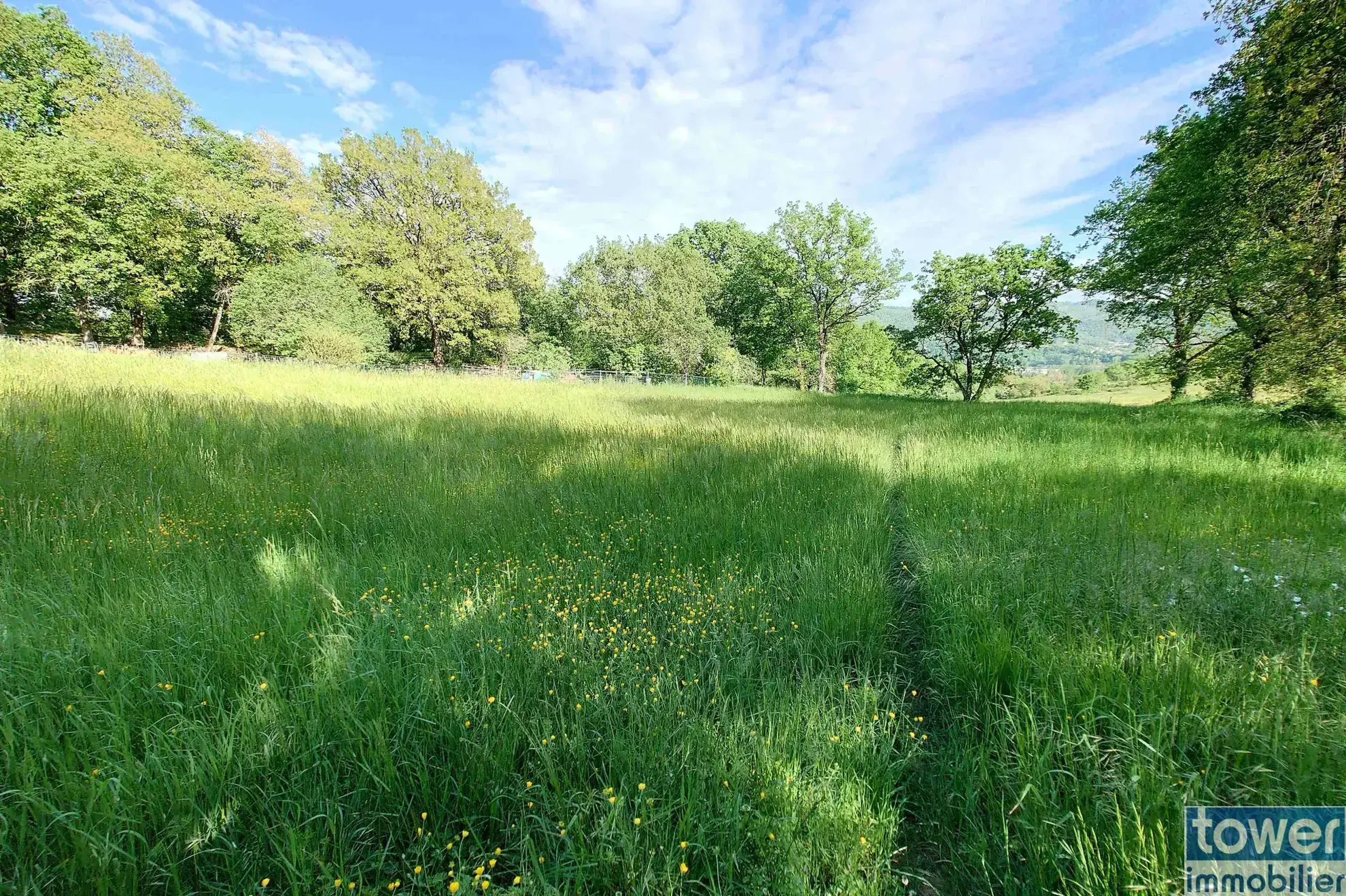 Terrain à bâtir de 1885 m² à Villefranche de Rouergue avec vue dégagée 