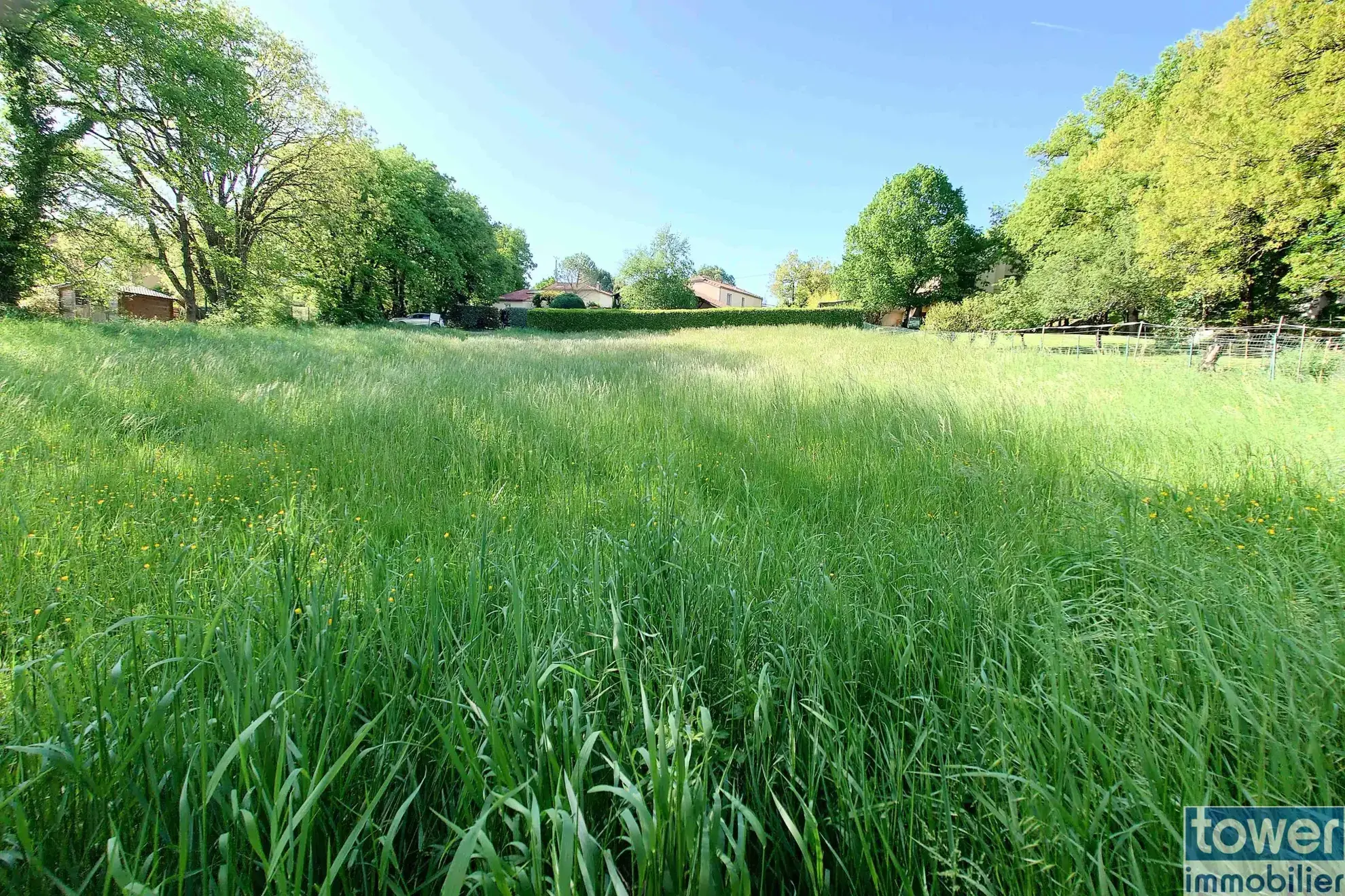 Terrain à bâtir de 1885 m² à Villefranche de Rouergue avec vue dégagée 