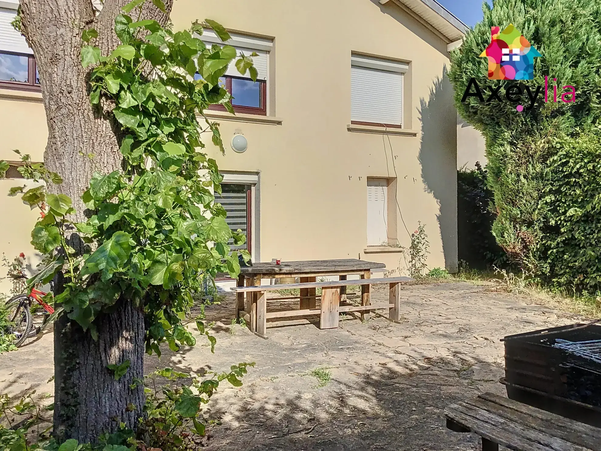 Maison familiale avec piscine, 5 chambres, terrain arboré à Mably