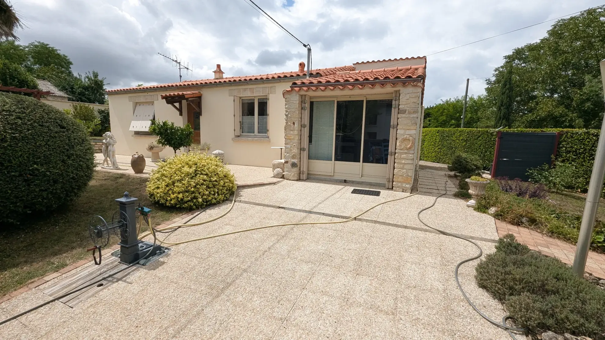 Maison de plain-pied à vendre à Sansais avec dépendances et terrain clos 