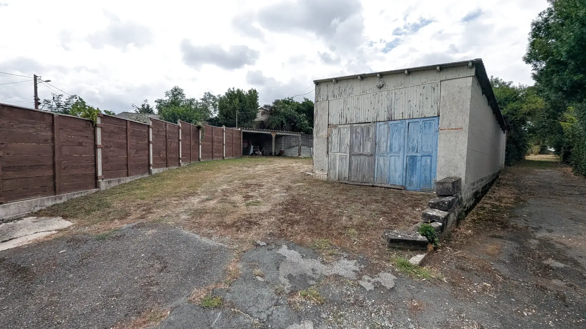 Maison de plain-pied à vendre à Sansais avec dépendances et terrain clos 