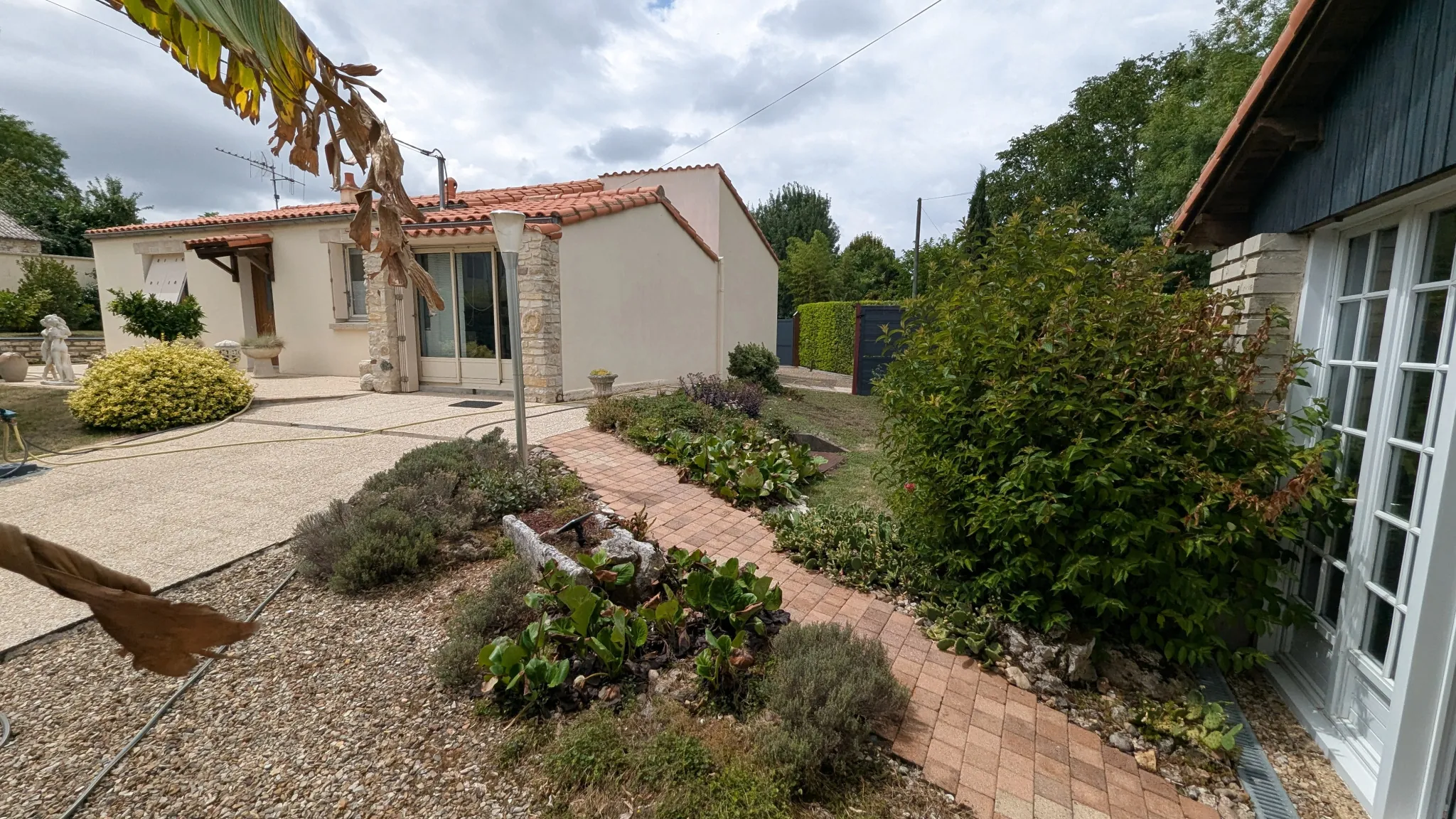 Maison de plain-pied avec dépendances à Sansais (79) - 3 chambres et espace extérieur