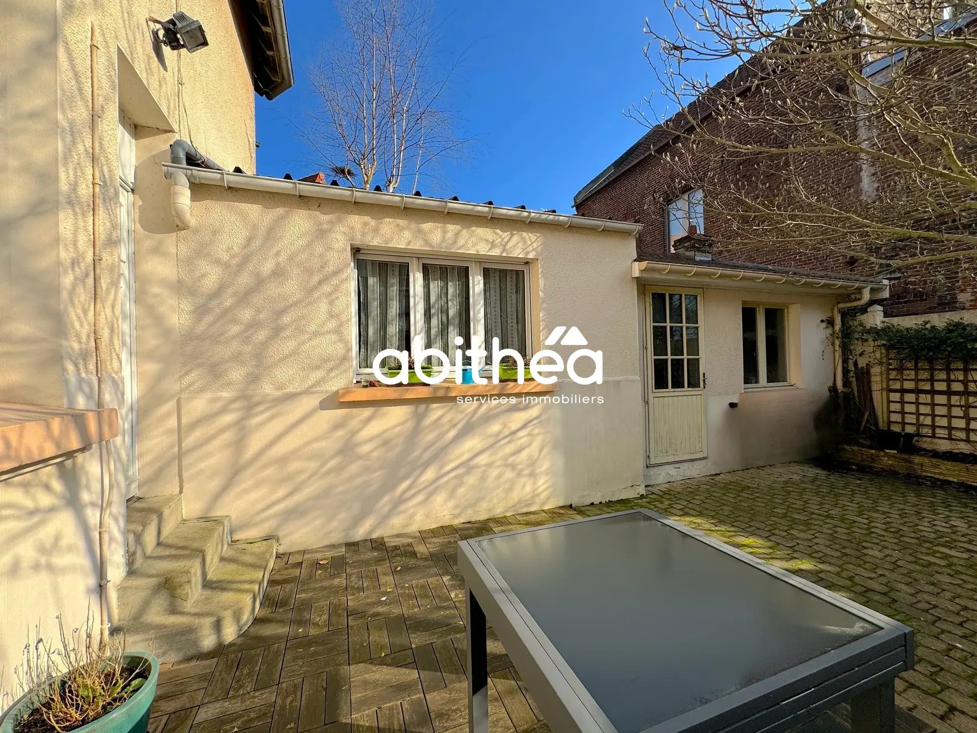 Maison de ville à Arras avec 4 chambres, cour en Sud et emplacement privilégié 