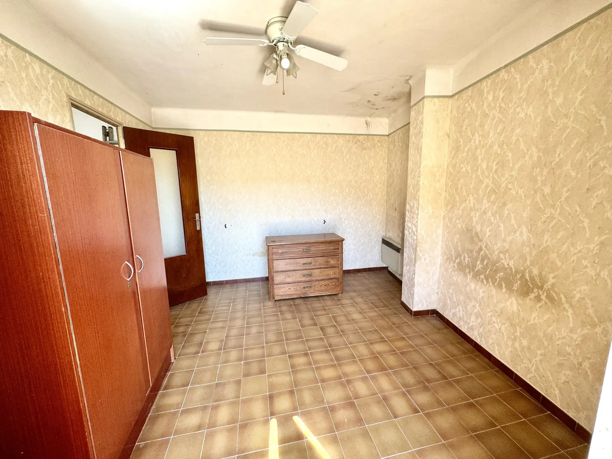 Maison de village à Solliès-Pont avec garage et balcon, à rafraîchir 