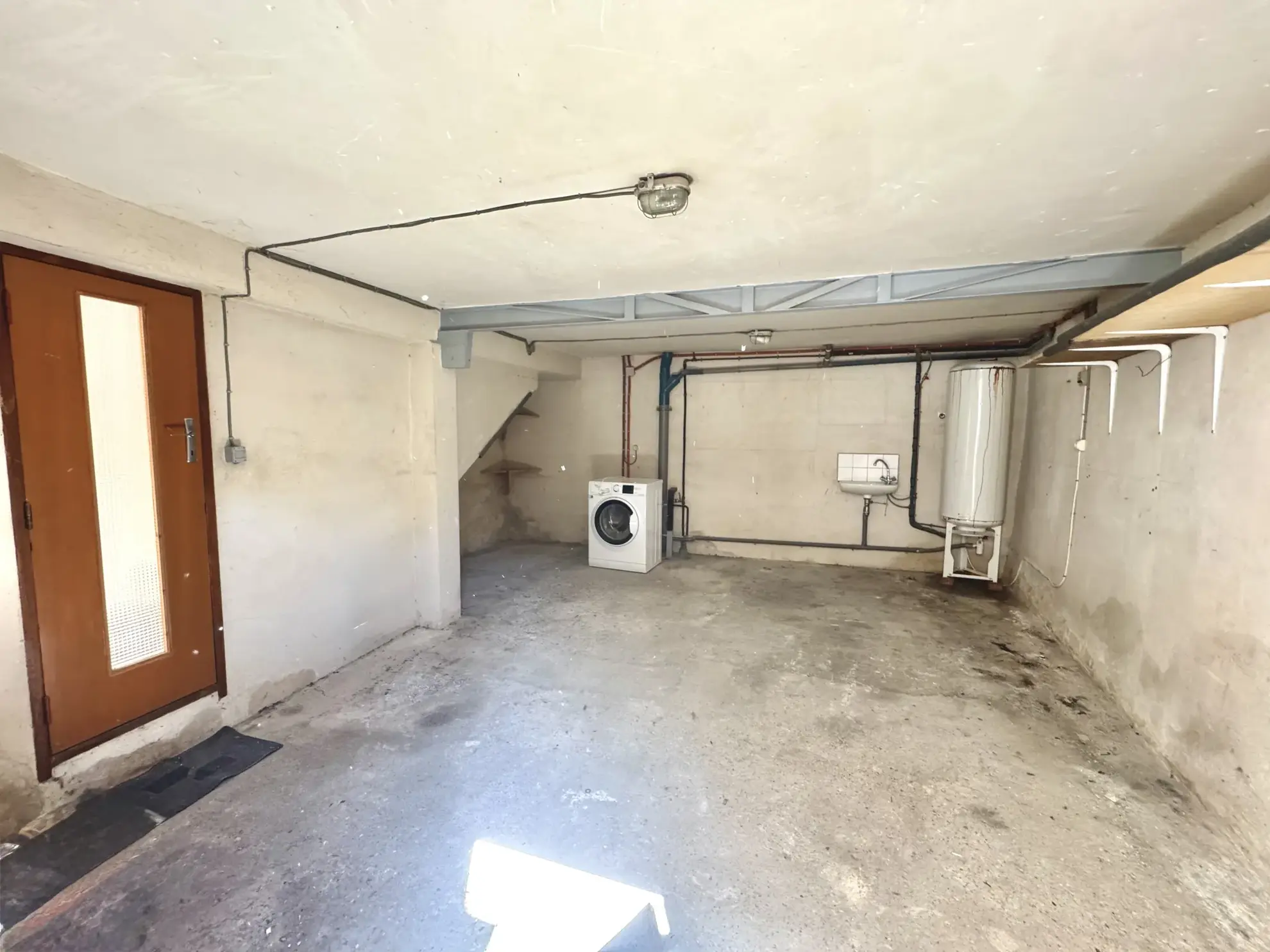 Maison de village à Solliès-Pont avec garage et balcon, à rafraîchir 