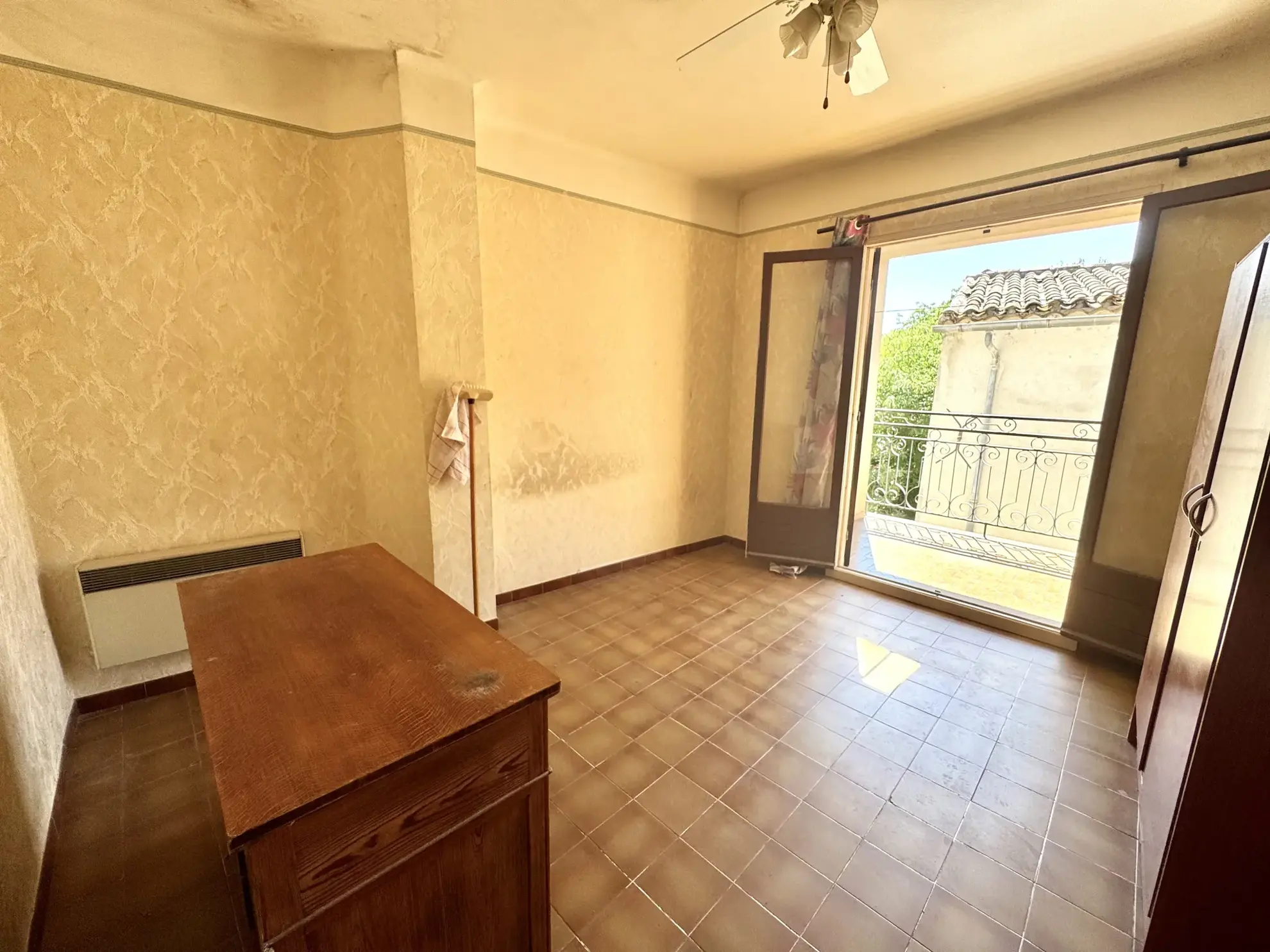 Maison de village à Solliès-Pont avec garage et balcon, à rafraîchir 