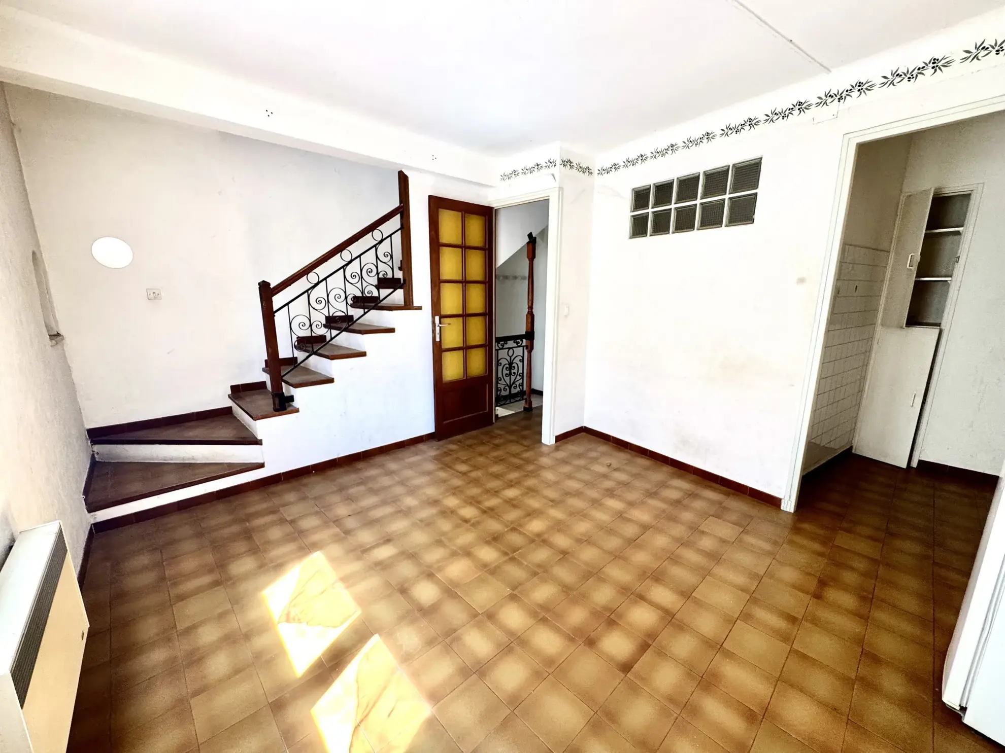 Maison de village à Solliès-Pont avec garage et balcon, à rafraîchir