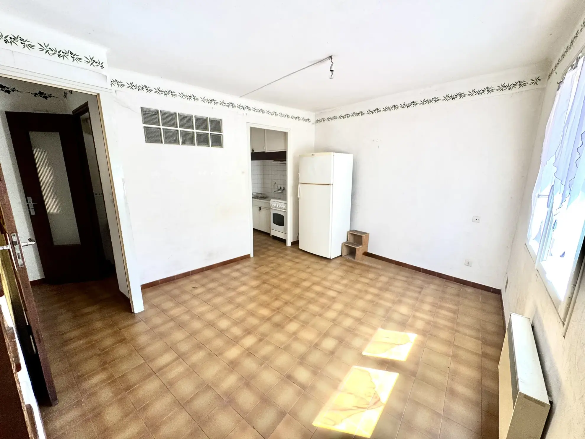 Maison de village à Solliès-Pont avec garage et balcon, à rafraîchir 