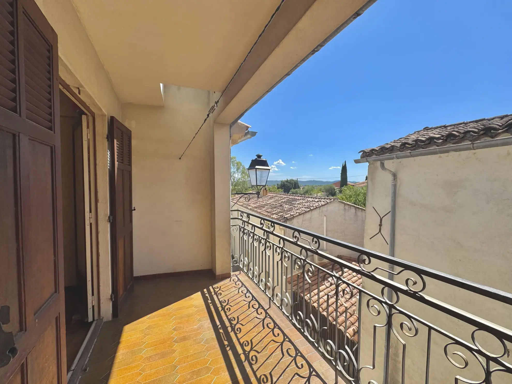 Maison de village à Solliès-Pont avec garage et balcon, à rafraîchir 