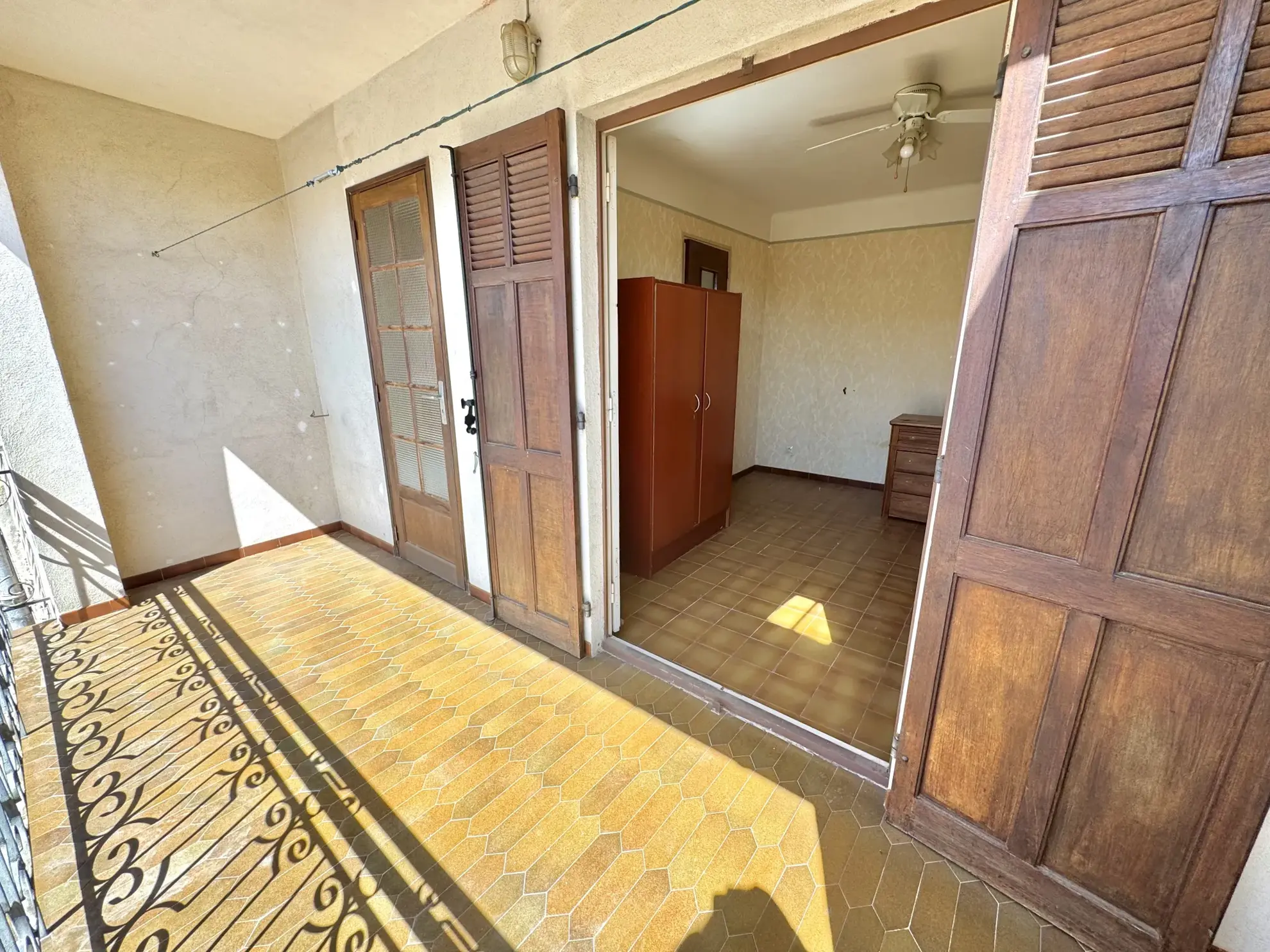 Maison de village à Solliès-Pont avec garage et balcon, à rafraîchir 