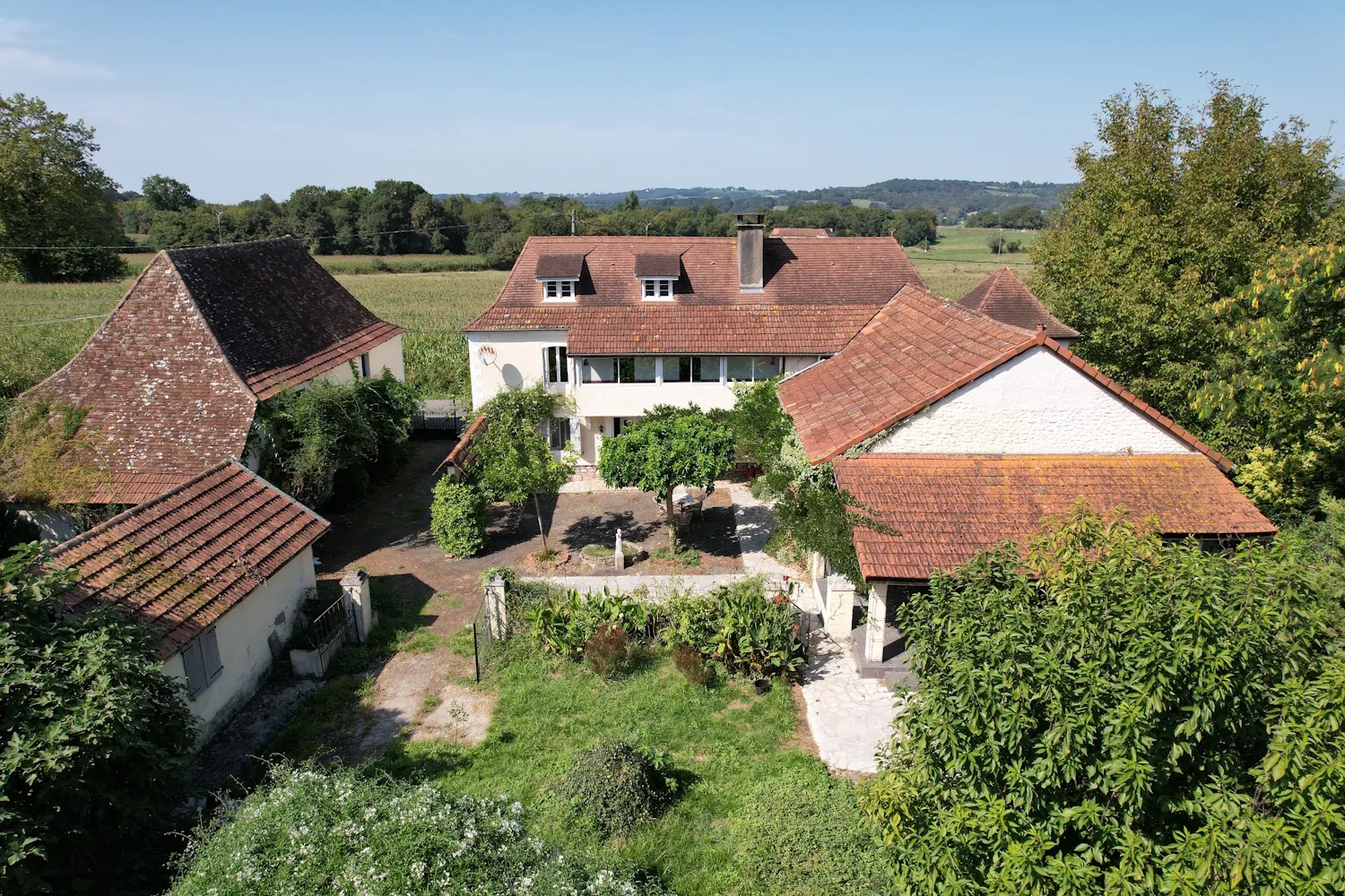 Belle maison de campagne à Sauveterre-de-Béarn avec jardin et dépendances