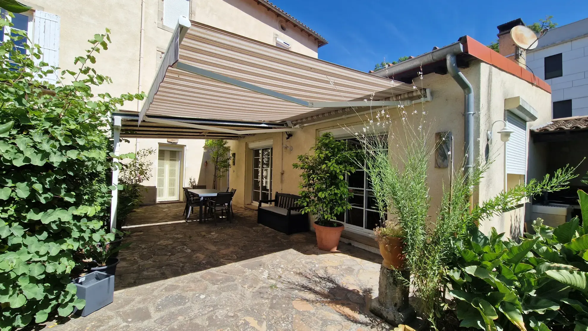 Maison de ville à Lodève avec jardin et potentiel de rénovation - 186 m² 