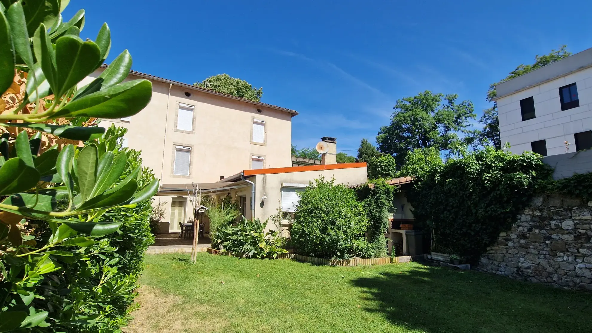 Maison de ville à Lodève avec jardin et potentiel de rénovation - 186 m² 