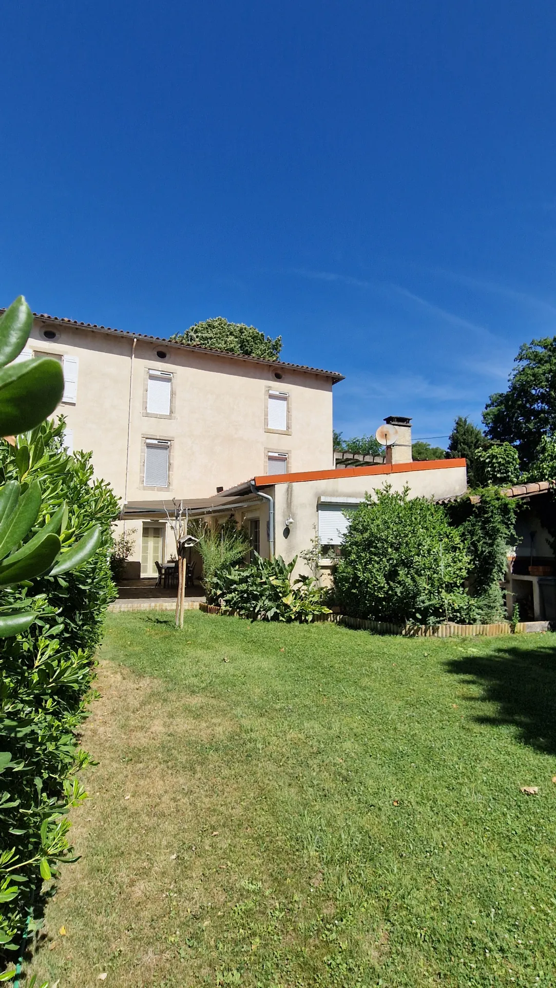 Maison de ville à Lodève avec jardin et potentiel de rénovation - 186 m² 