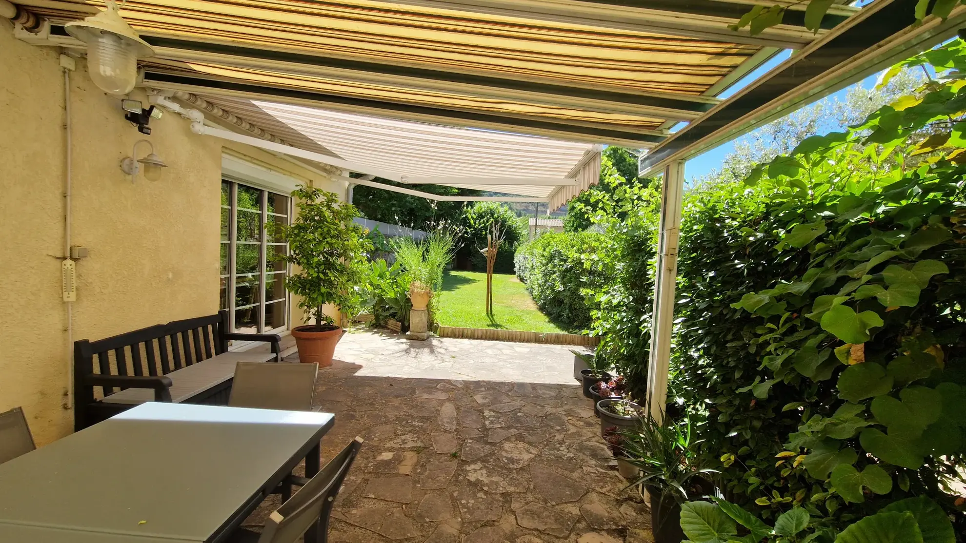 Maison de ville à Lodève avec jardin et potentiel de rénovation - 186 m² 