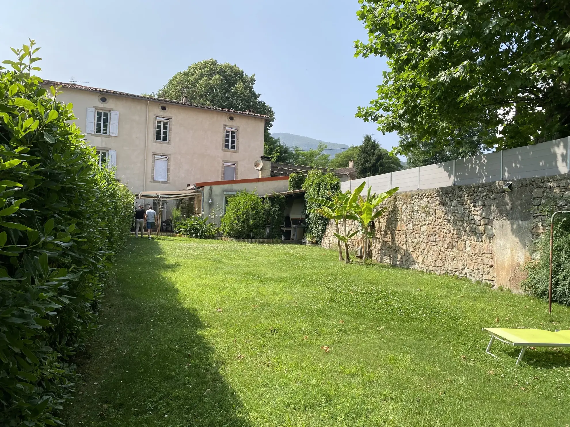 Maison de ville à Lodève avec jardin et potentiel de rénovation - 186 m²