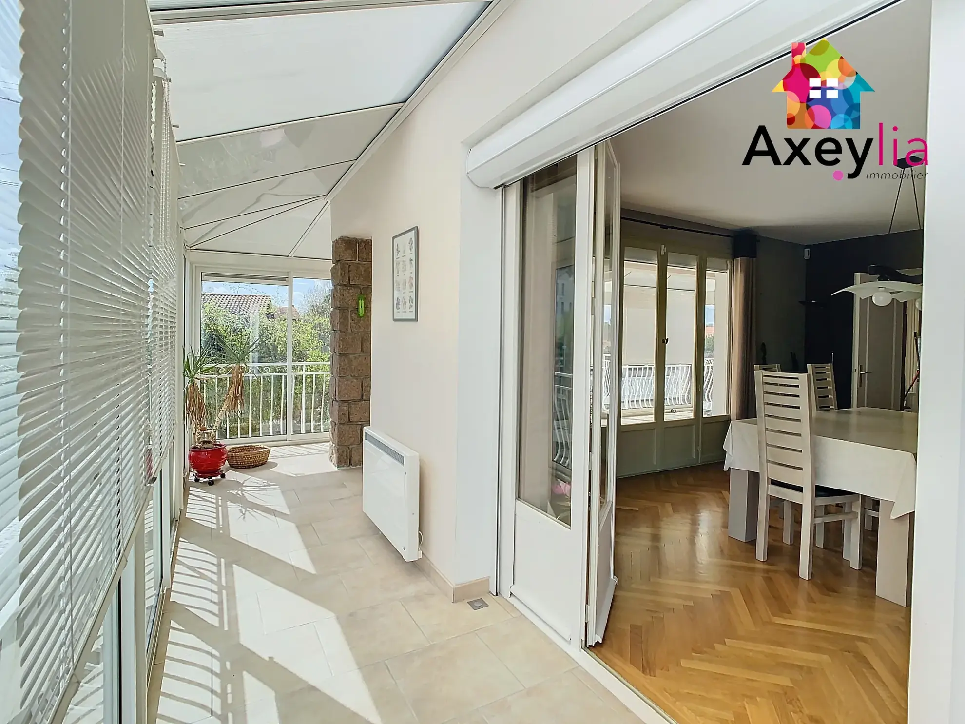 Maison à vendre à Saint-Martin d'Estréaux avec jardin clos et garage 