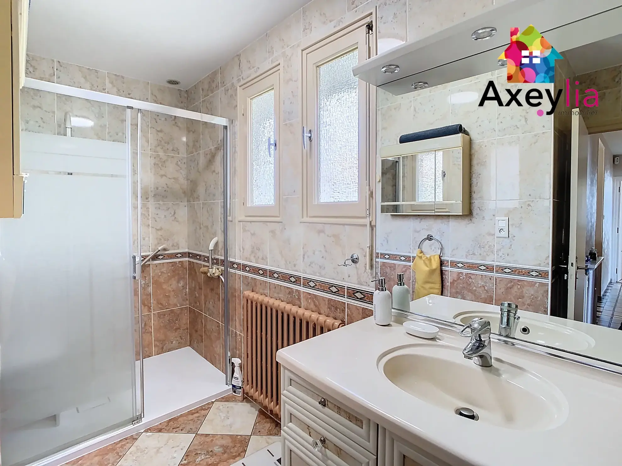 Maison à vendre à Saint-Martin d'Estréaux avec jardin clos et garage 