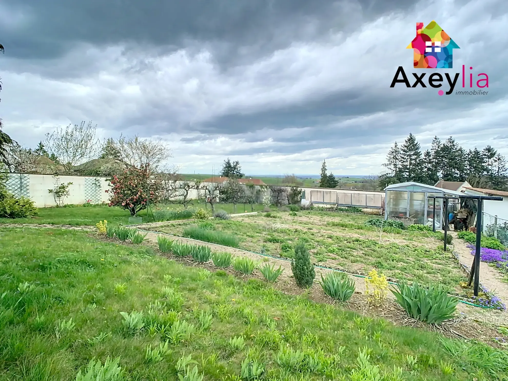 Maison à vendre à Saint-Martin d'Estréaux avec jardin clos et garage 