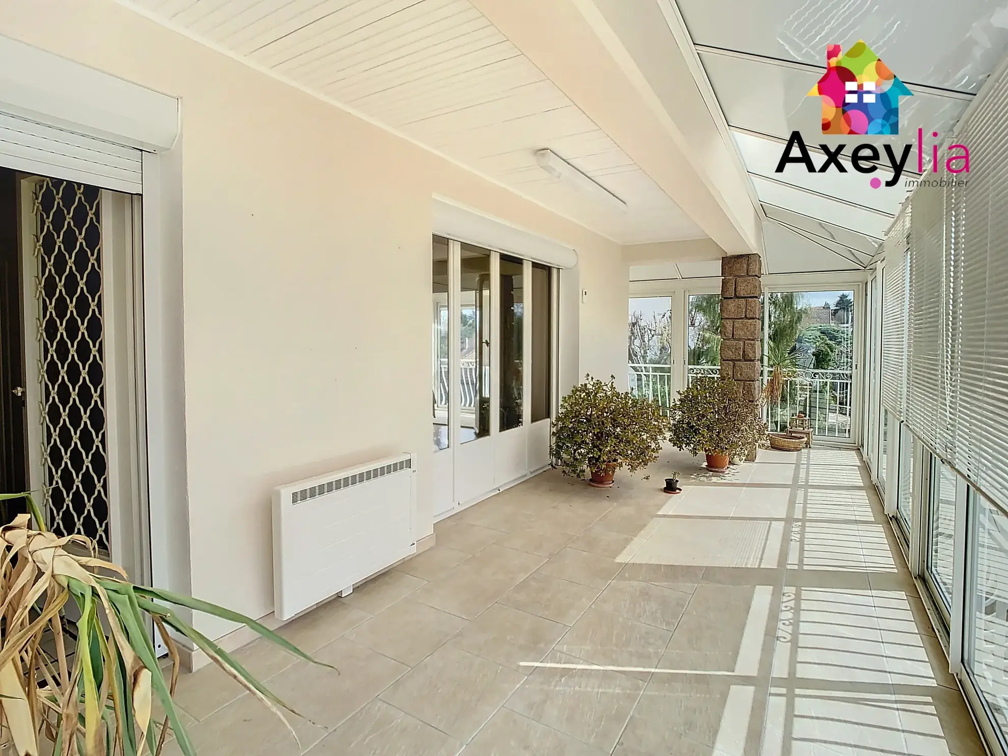 Maison à vendre à Saint-Martin d'Estréaux avec jardin clos et garage 