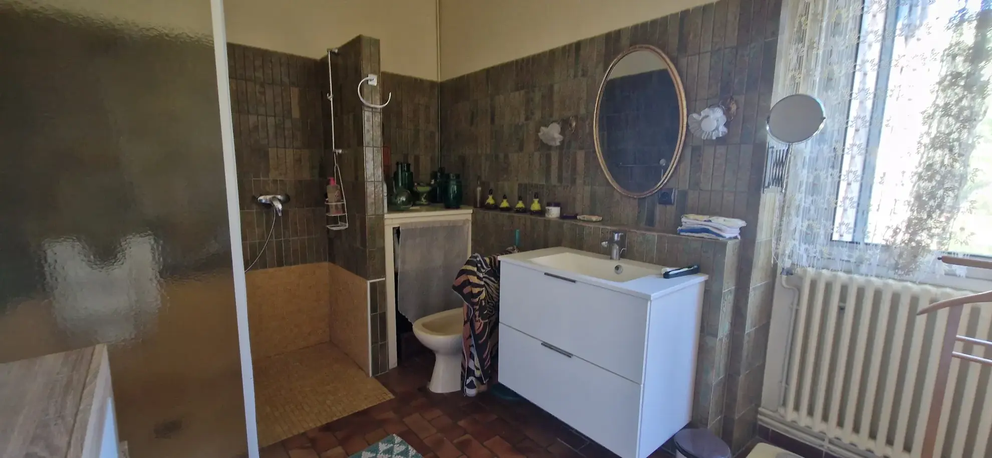 Grande maison familiale en pierre à Grignols de 373 m² avec jardin et garage 