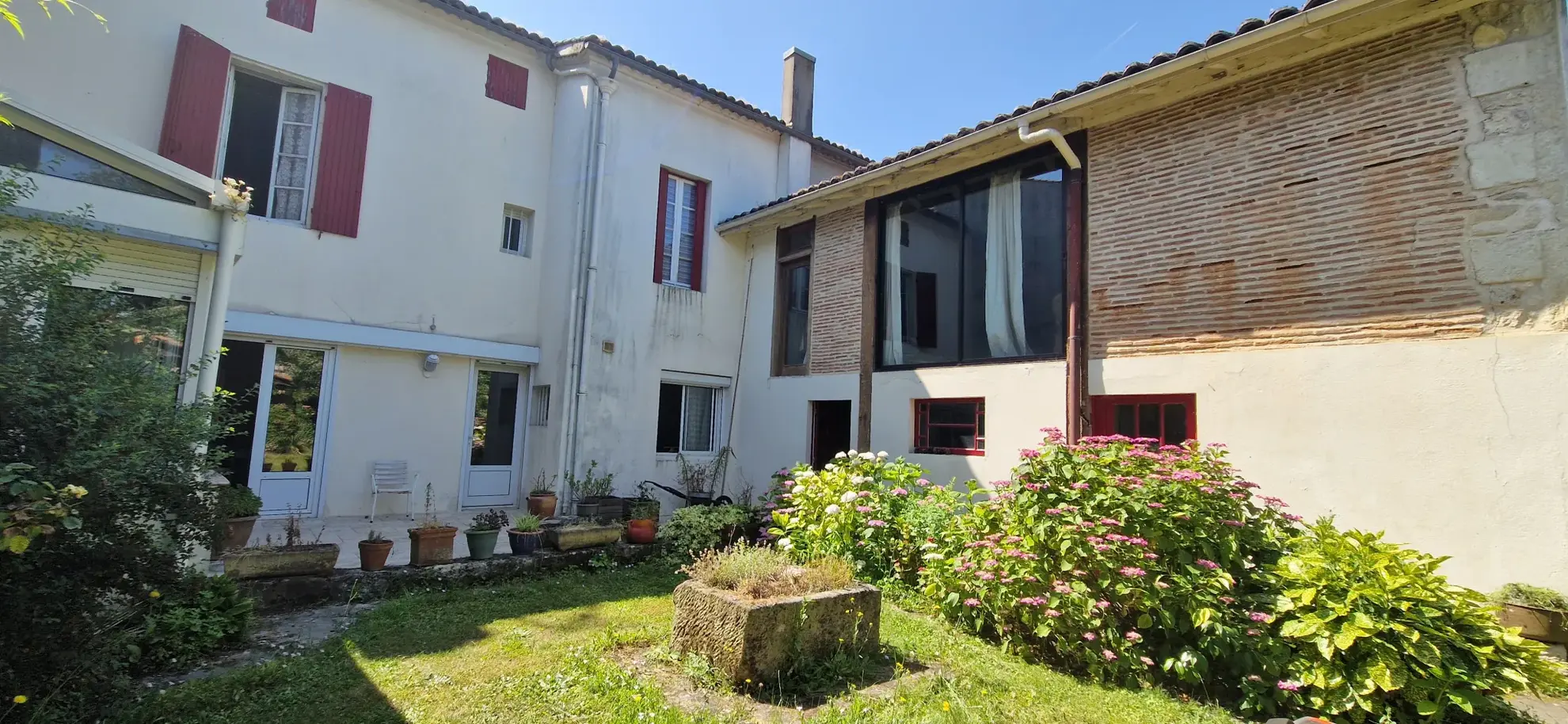 Grande maison familiale en pierre à Grignols de 373 m² avec jardin et garage 