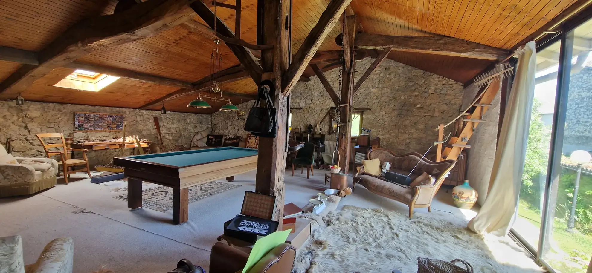 Grande maison familiale en pierre à Grignols de 373 m² avec jardin et garage 