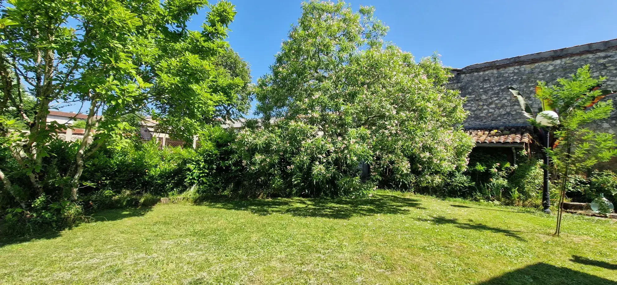 Grande maison familiale en pierre à Grignols de 373 m² avec jardin et garage 