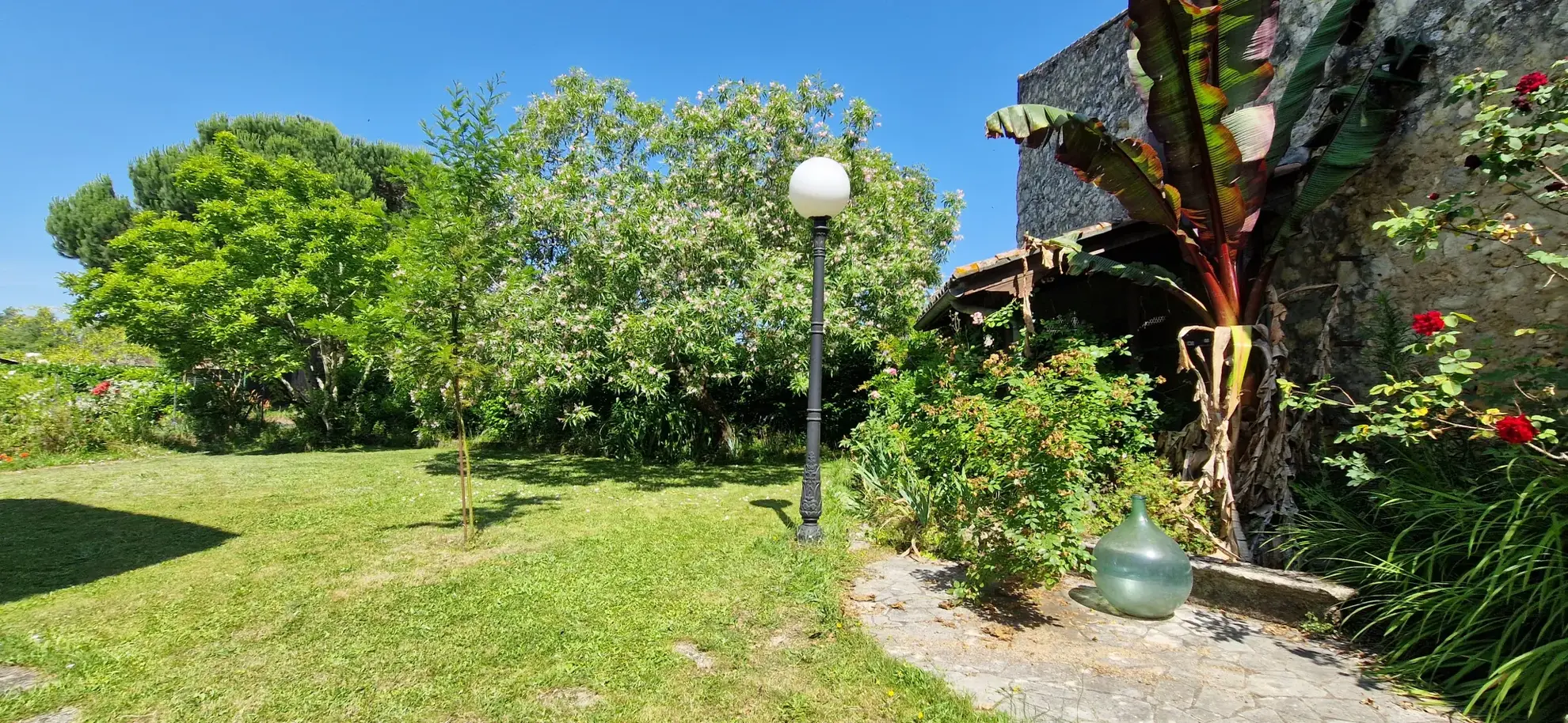 Grande maison familiale en pierre à Grignols de 373 m² avec jardin et garage 