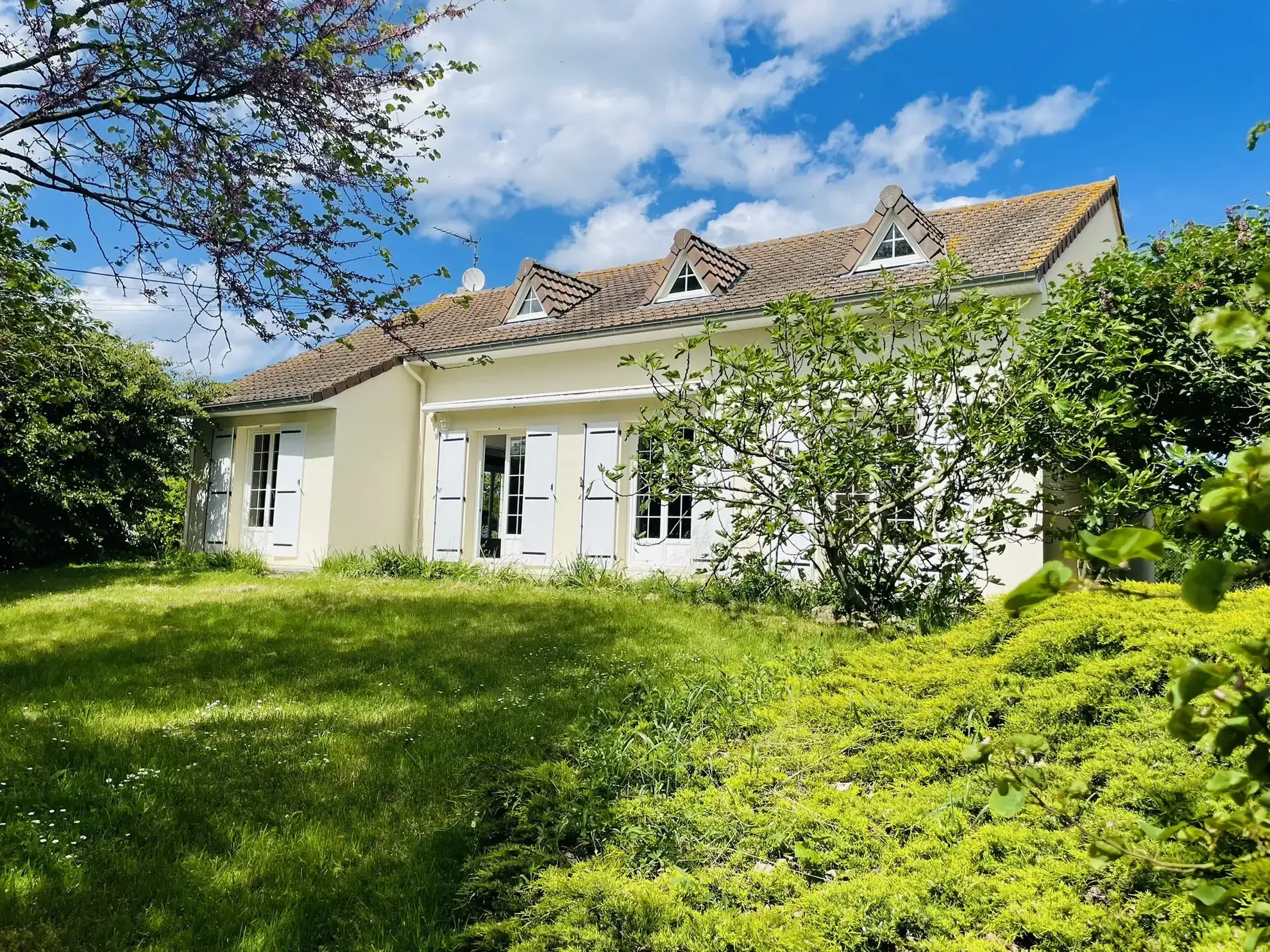 Magnifique maison familiale à Jaunay-Marigny, 192 m² avec terrain arboré et prestations de qualité