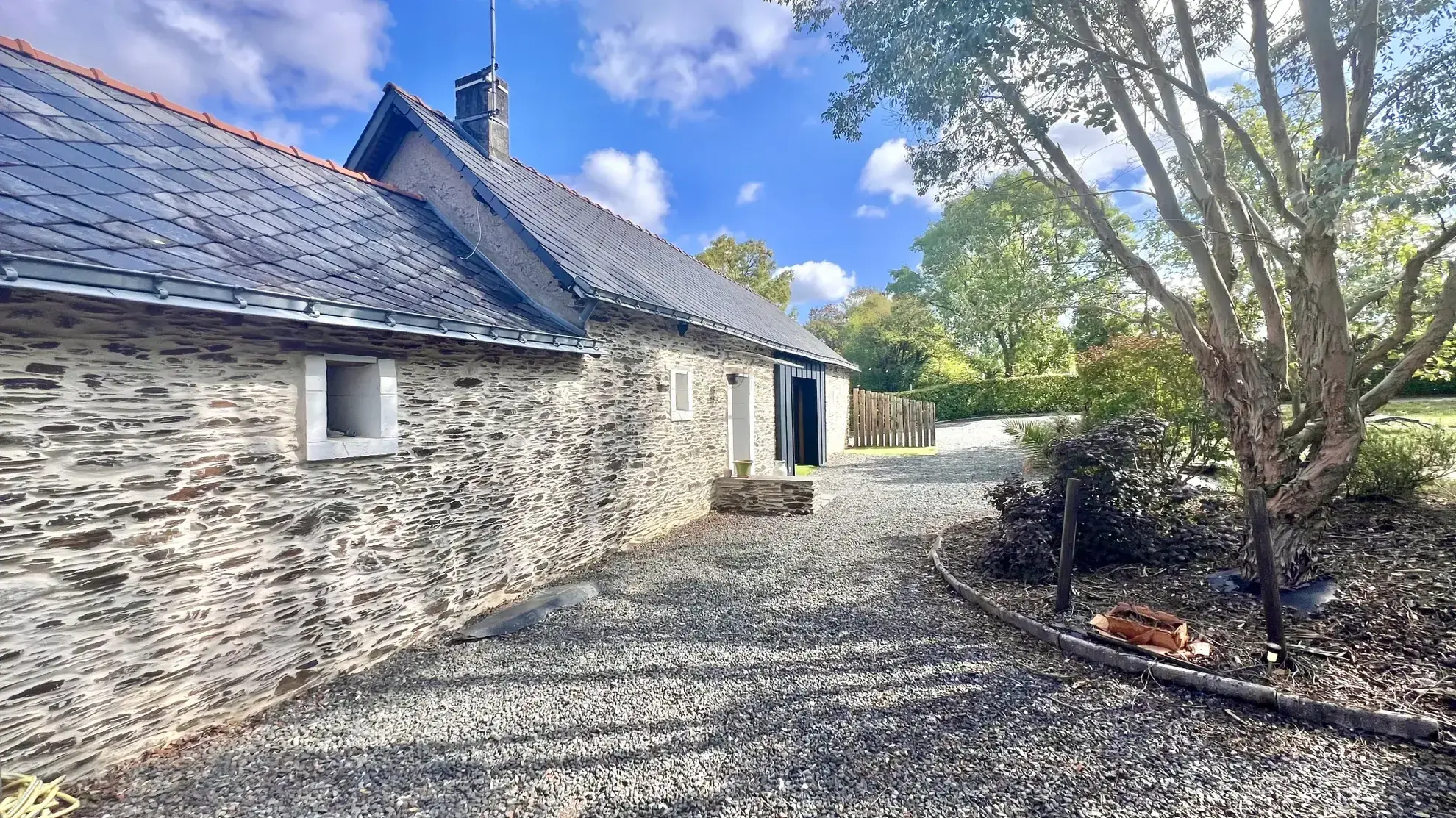 Charmante maison ancienne avec jardin à Villemoisan, 2 chambres, proche Angers 