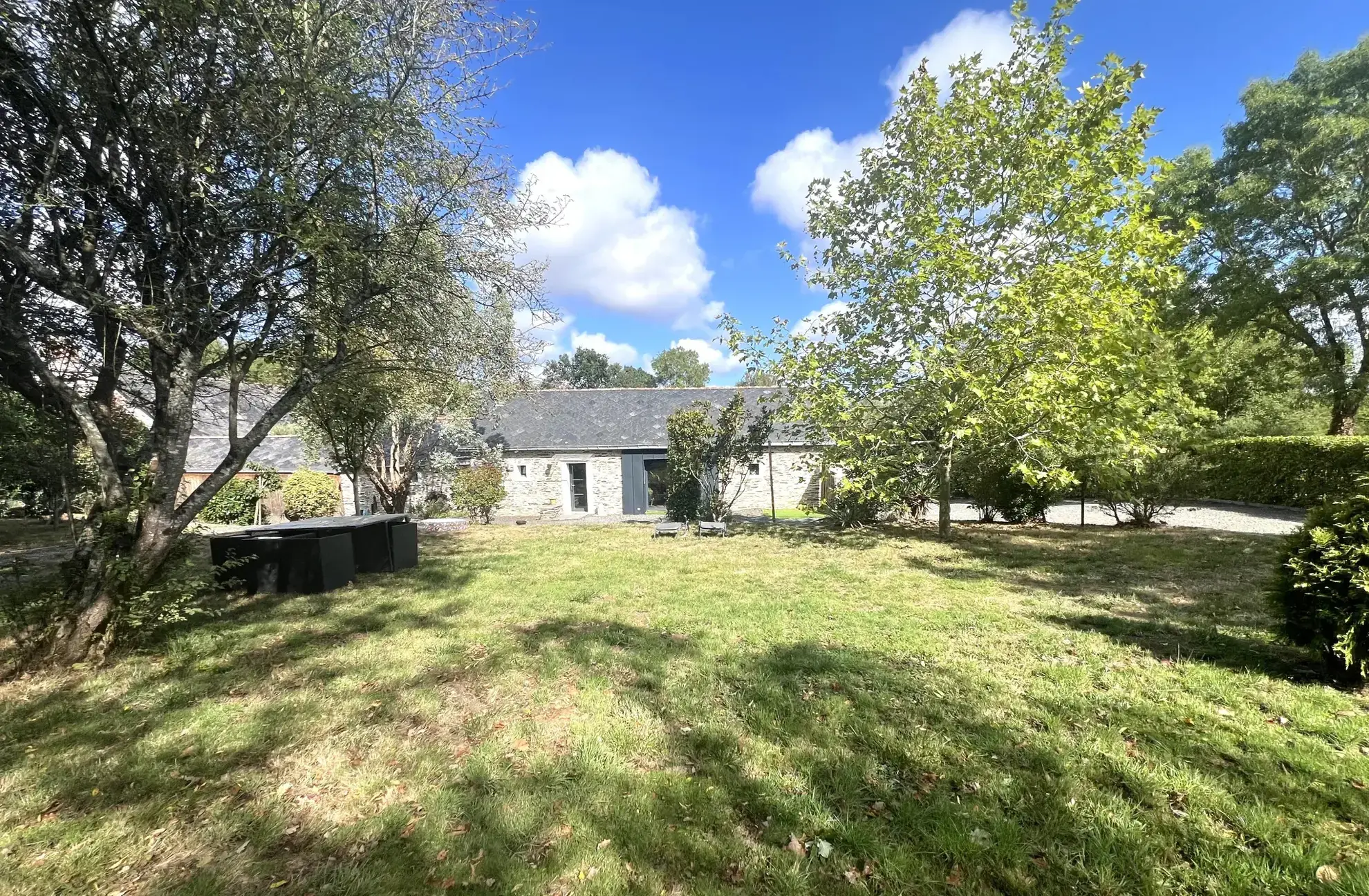 Charmante maison ancienne avec jardin à Villemoisan, 2 chambres, proche Angers
