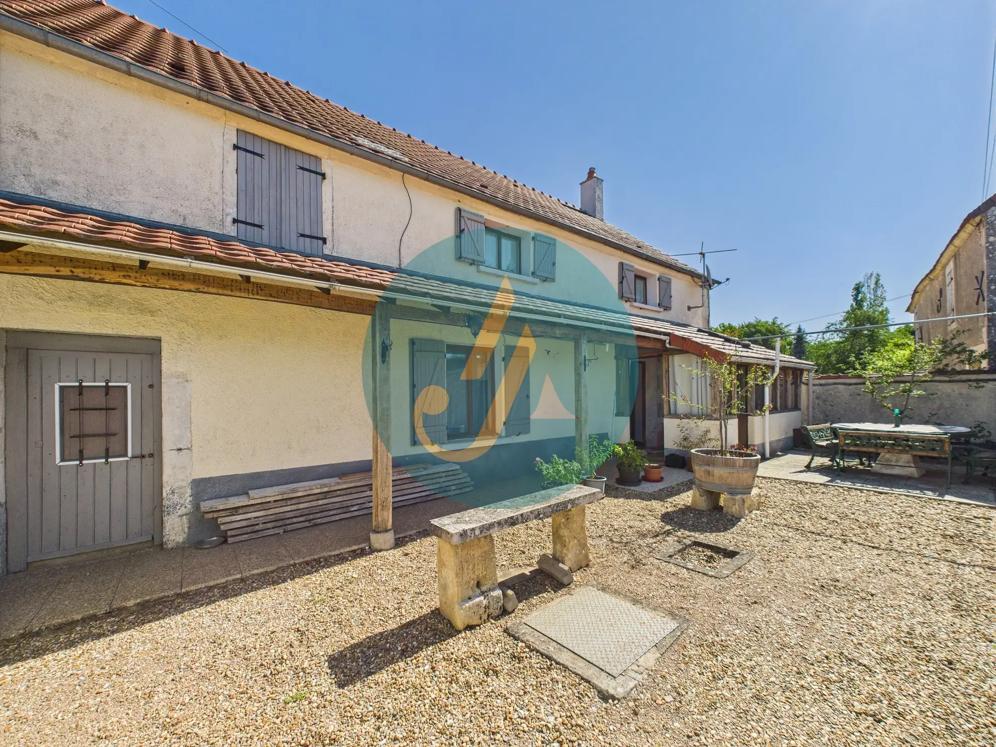 Charmante maison de 138m² avec 4 chambres et dépendances à Suilly-la-Tour 