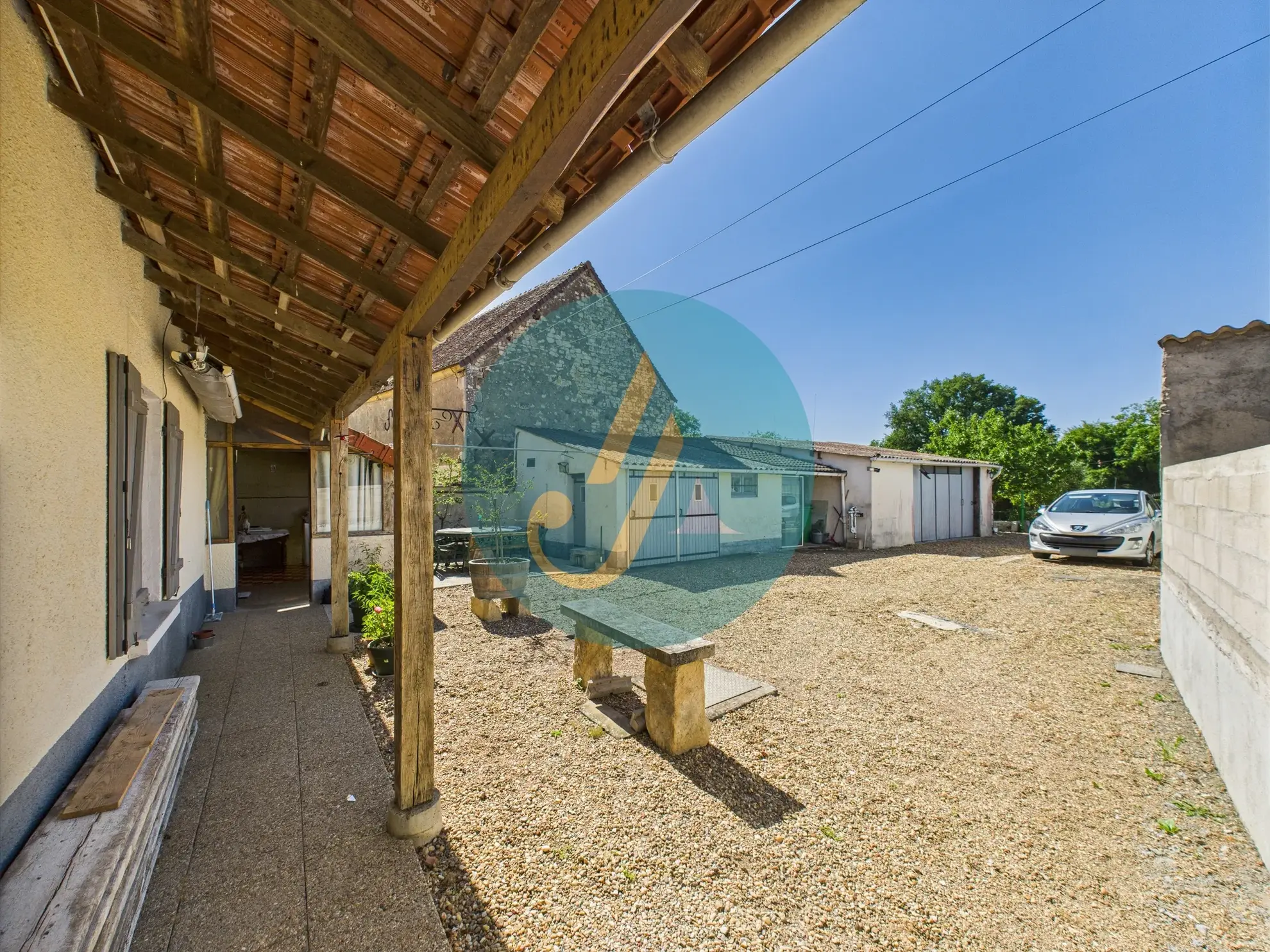 Charmante maison de 138m² avec 4 chambres et dépendances à Suilly-la-Tour 