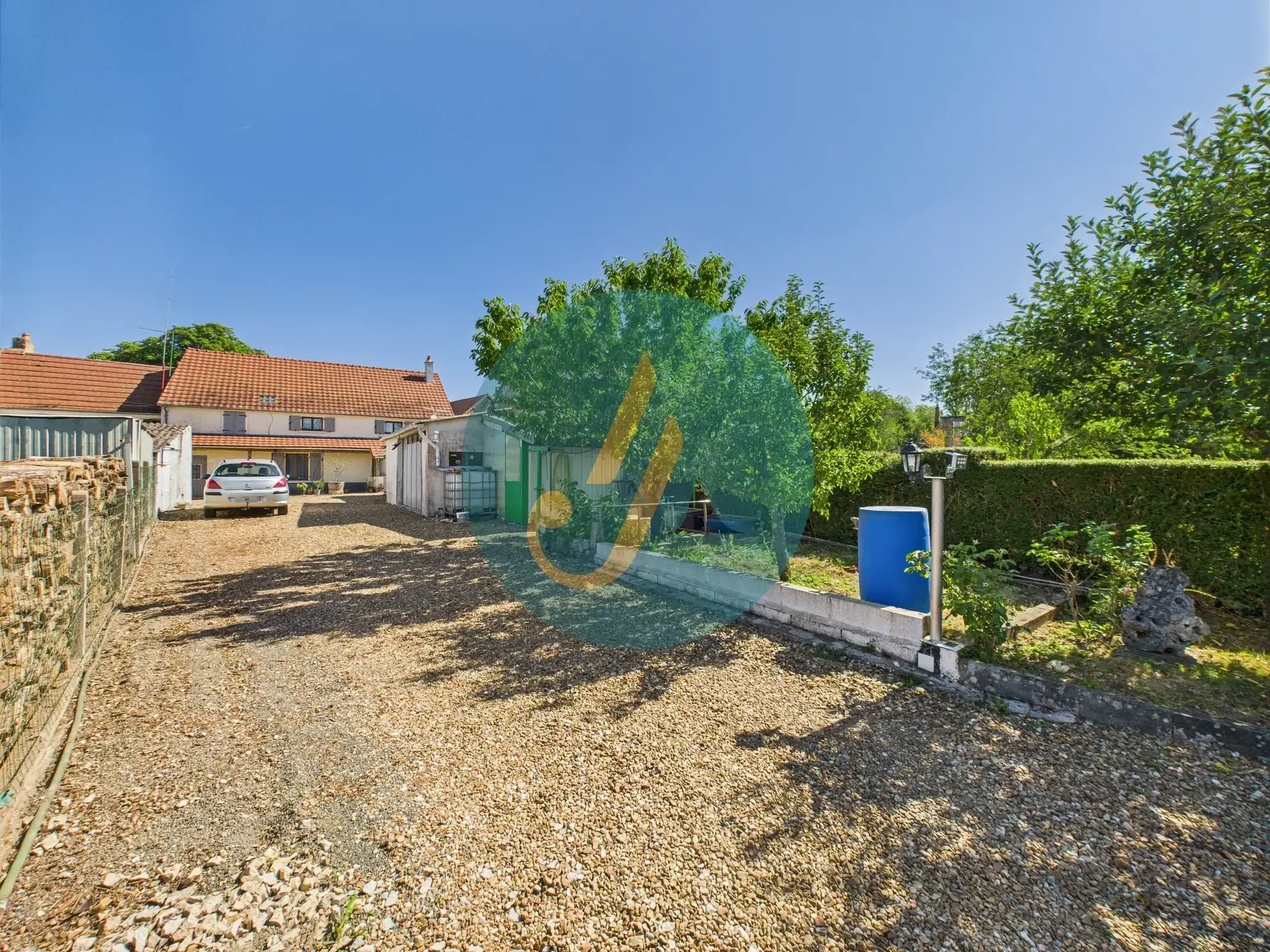 Charmante maison de 138m² avec 4 chambres et dépendances à Suilly-la-Tour 