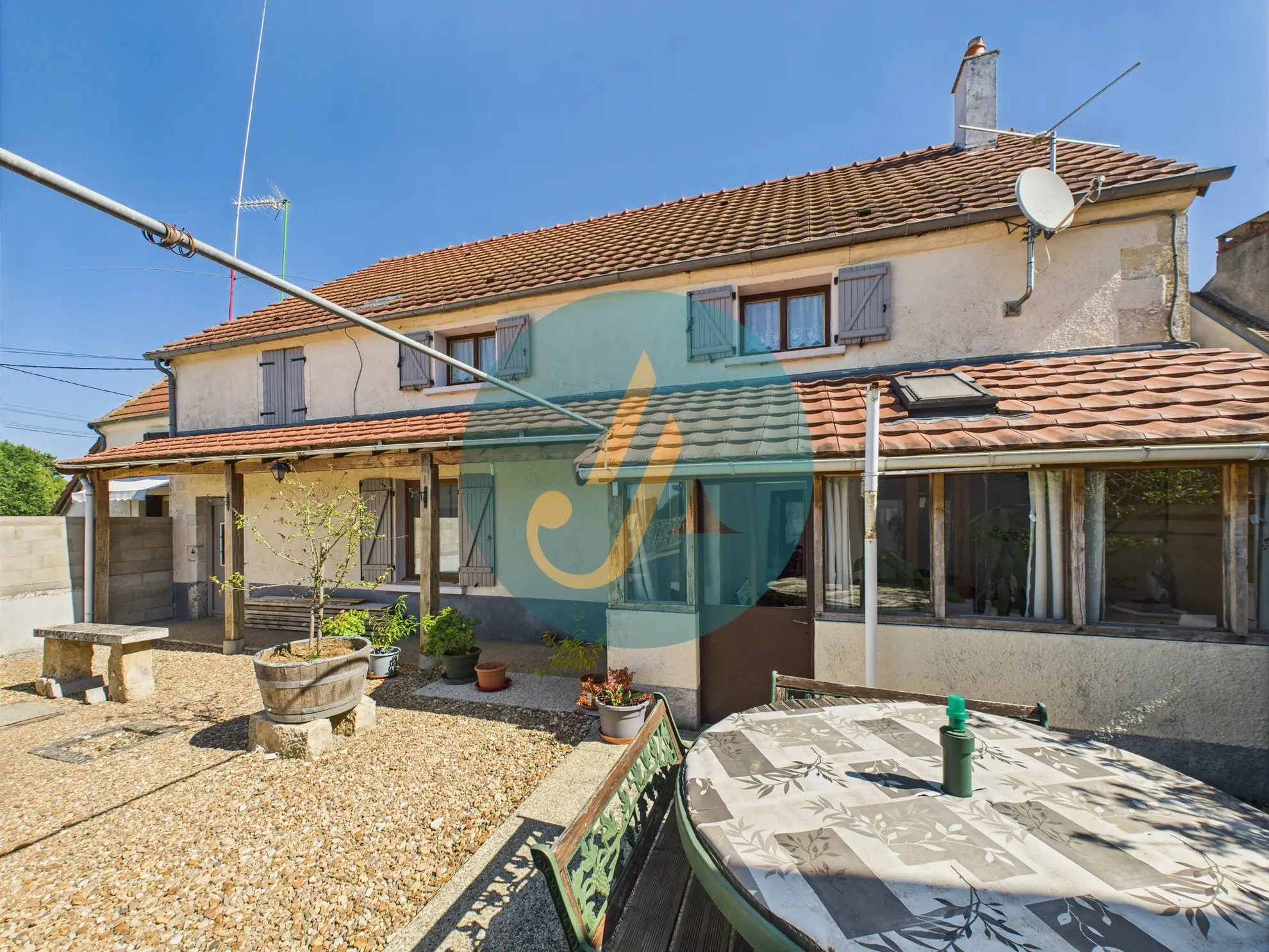 Maison de campagne 138m2 avec dépendances et grand terrain à Suilly-la-Tour