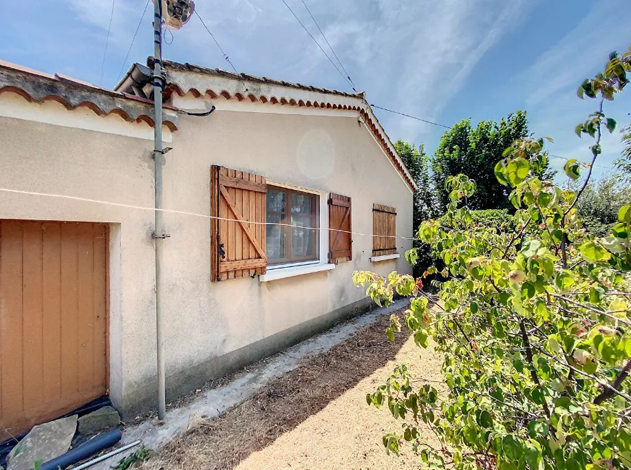 Maison à rénover à vendre à Saint Cyr sur Mer, terrain piscinable de 746 m², secteur calme 