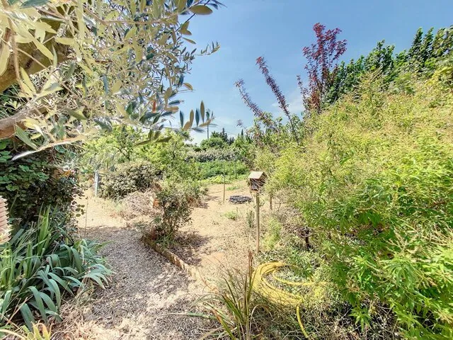 Maison à rénover à vendre à Saint Cyr sur Mer, terrain piscinable de 746 m², secteur calme 