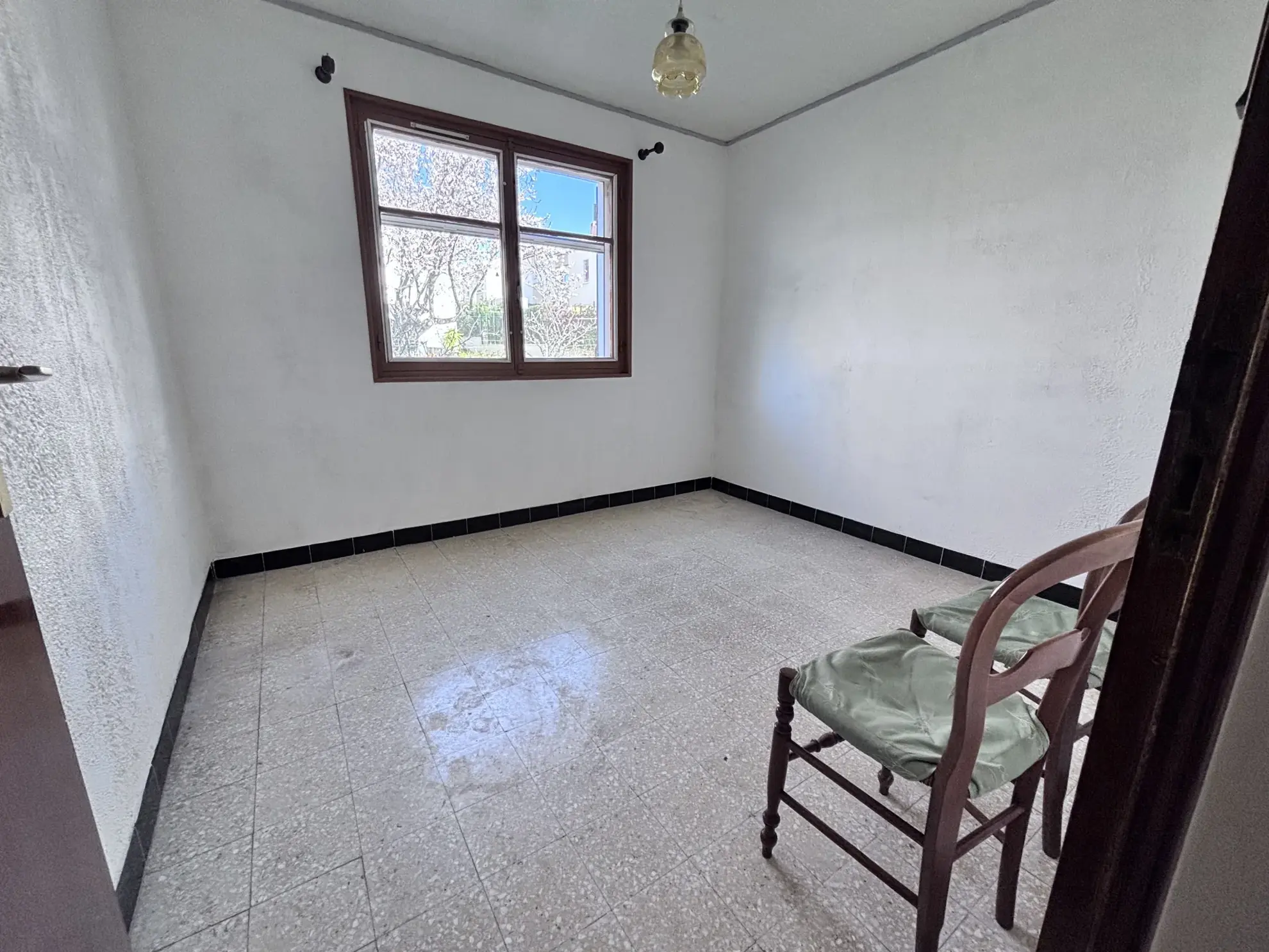 Maison à rénover à vendre à Saint Cyr sur Mer, terrain piscinable de 746 m², secteur calme 