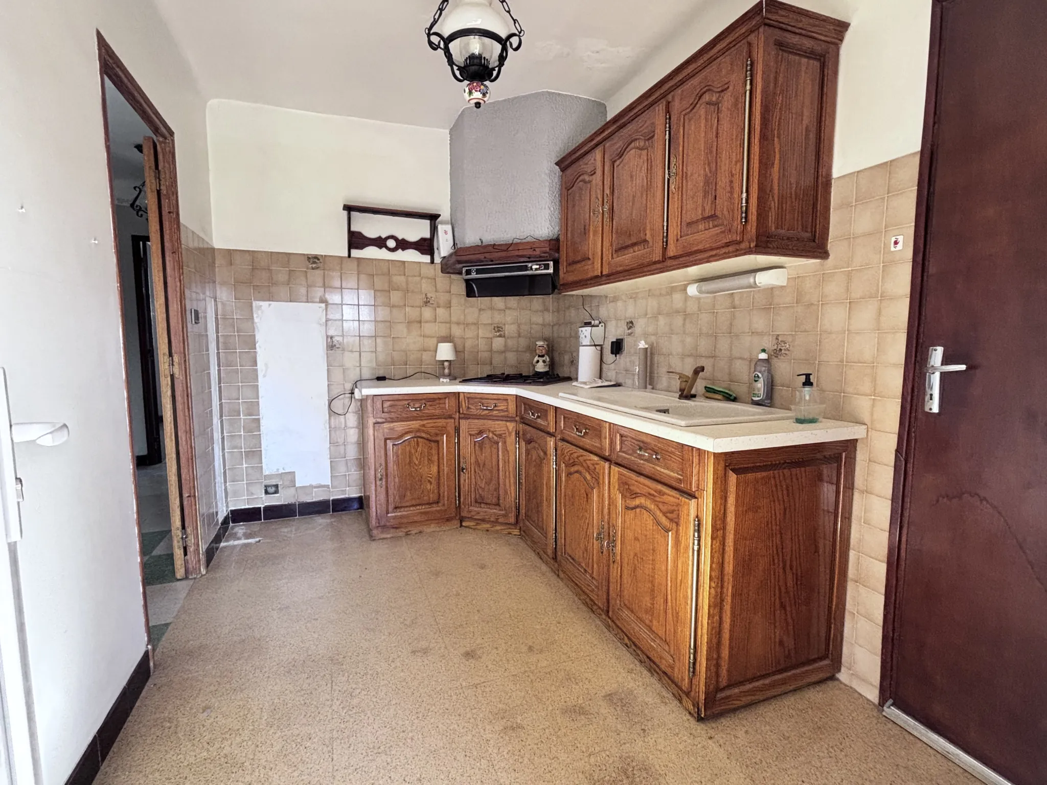 Maison à rénover à vendre à Saint Cyr sur Mer, terrain piscinable de 746 m², secteur calme 